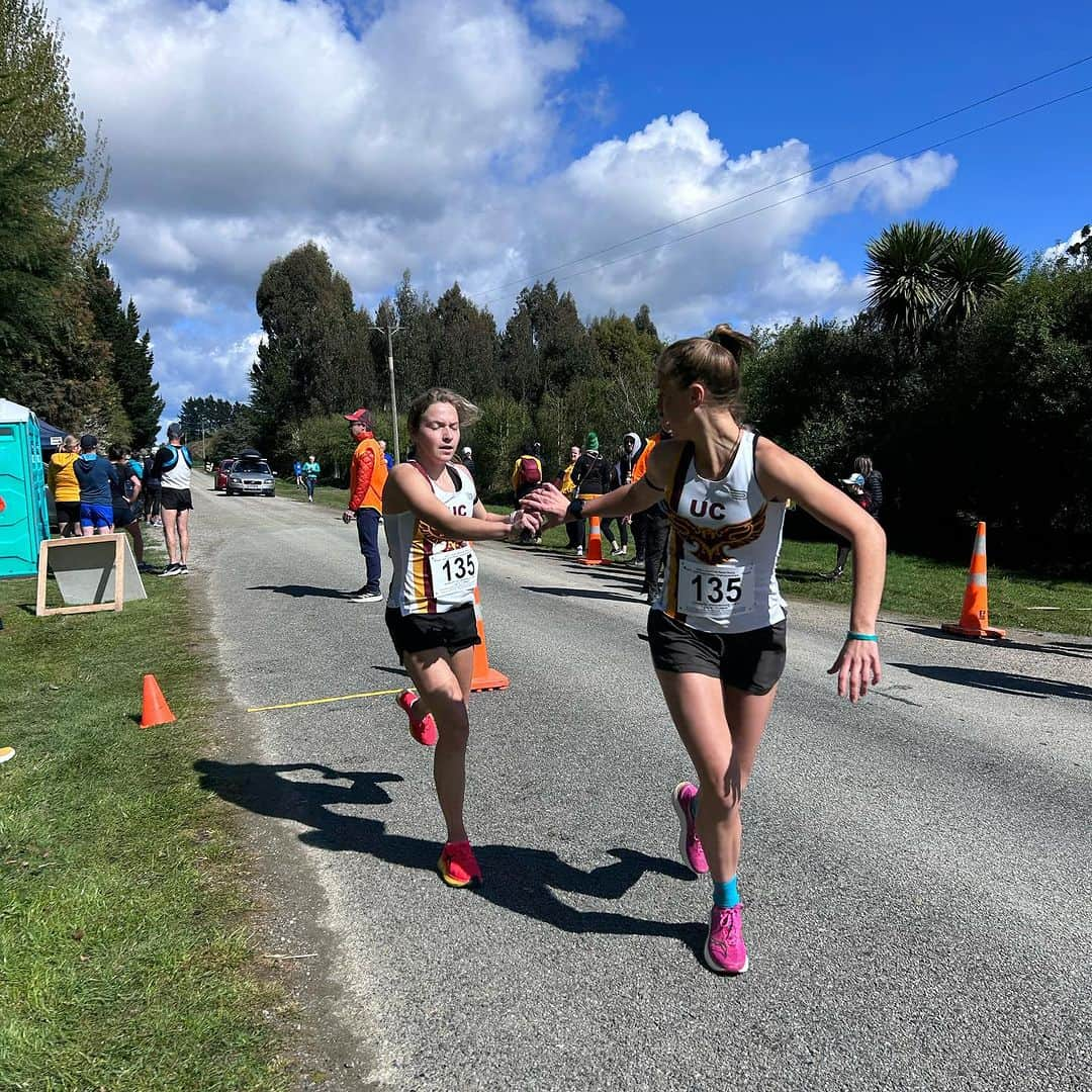 アンジェラ・ペティさんのインスタグラム写真 - (アンジェラ・ペティInstagram)「This one was for Daniel💕  New Zealand Road Relays is always a fun day out running with friends and athletes from all over the country racing their heart out!   It is generally always over a course of different laps for each team member. Today was 2 laps of a 4 leg course for the 8 runners in each of the senior teams! Others did a 6 leg course.   I’ve done quite a few NZ road relays now and it was cool to have it in Canterbury again this year! The course wasn’t the same as the iconic Takahe to Akaroa course (first run in 1935) but it was still a really awesome course thanks to the brilliant organisers!! Beautiful scenery and all ran smoothly!   Am grateful to have run alongside my awesome, talented team mates and to have the support of many, including Sam and Azaliah along the way! Azzy even calling out “Mumma!” 💜🧡💜  41:02 for 11.2km was alright for me (36:25 at 10km). It was a slightly downhill lap overall (a few ups and downs) with a headwind for quite a lot of it but a nice tail wind for the last 1-2km.  Our team was the 4th Senior Women’s team. Well done on the @nhbaysbabes getting 1st and 2nd and @whippetsrunningproject on 3rd! How good is women’s running in NZ right now? 🇳🇿  Stoked for the UC men’s team who got 2nd! 🔥🔥  Someone who loved this event more than almost anybody else was our hero Daniel Reese who passed away from cancer 2.5 weeks ago! He was in our thoughts a lot and was very missed today- his legacy lives on💜🧡  Next up for me- track season yay! ✨✨✨」9月30日 16時50分 - angie_run800m