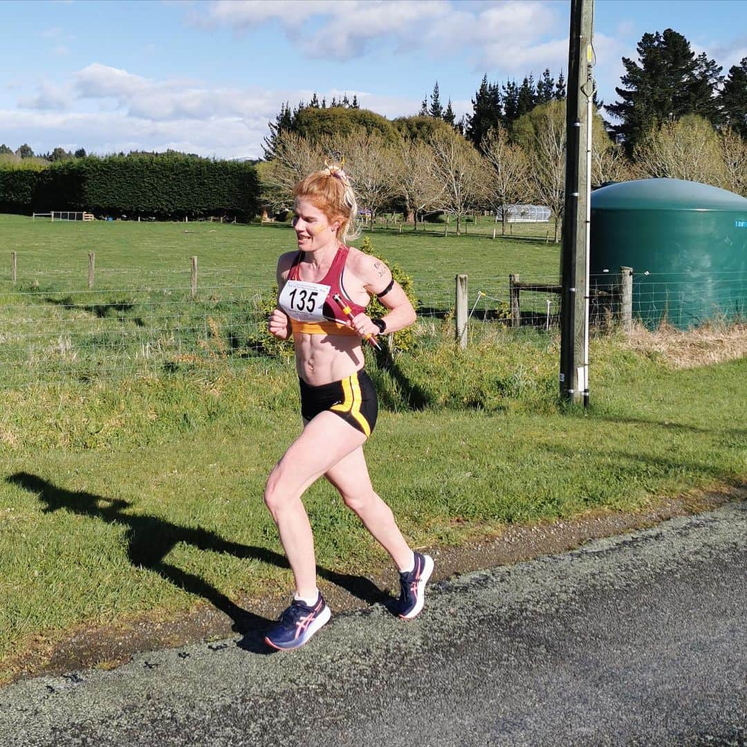 アンジェラ・ペティのインスタグラム：「This one was for Daniel💕  New Zealand Road Relays is always a fun day out running with friends and athletes from all over the country racing their heart out!   It is generally always over a course of different laps for each team member. Today was 2 laps of a 4 leg course for the 8 runners in each of the senior teams! Others did a 6 leg course.   I’ve done quite a few NZ road relays now and it was cool to have it in Canterbury again this year! The course wasn’t the same as the iconic Takahe to Akaroa course (first run in 1935) but it was still a really awesome course thanks to the brilliant organisers!! Beautiful scenery and all ran smoothly!   Am grateful to have run alongside my awesome, talented team mates and to have the support of many, including Sam and Azaliah along the way! Azzy even calling out “Mumma!” 💜🧡💜  41:02 for 11.2km was alright for me (36:25 at 10km). It was a slightly downhill lap overall (a few ups and downs) with a headwind for quite a lot of it but a nice tail wind for the last 1-2km.  Our team was the 4th Senior Women’s team. Well done on the @nhbaysbabes getting 1st and 2nd and @whippetsrunningproject on 3rd! How good is women’s running in NZ right now? 🇳🇿  Stoked for the UC men’s team who got 2nd! 🔥🔥  Someone who loved this event more than almost anybody else was our hero Daniel Reese who passed away from cancer 2.5 weeks ago! He was in our thoughts a lot and was very missed today- his legacy lives on💜🧡  Next up for me- track season yay! ✨✨✨」