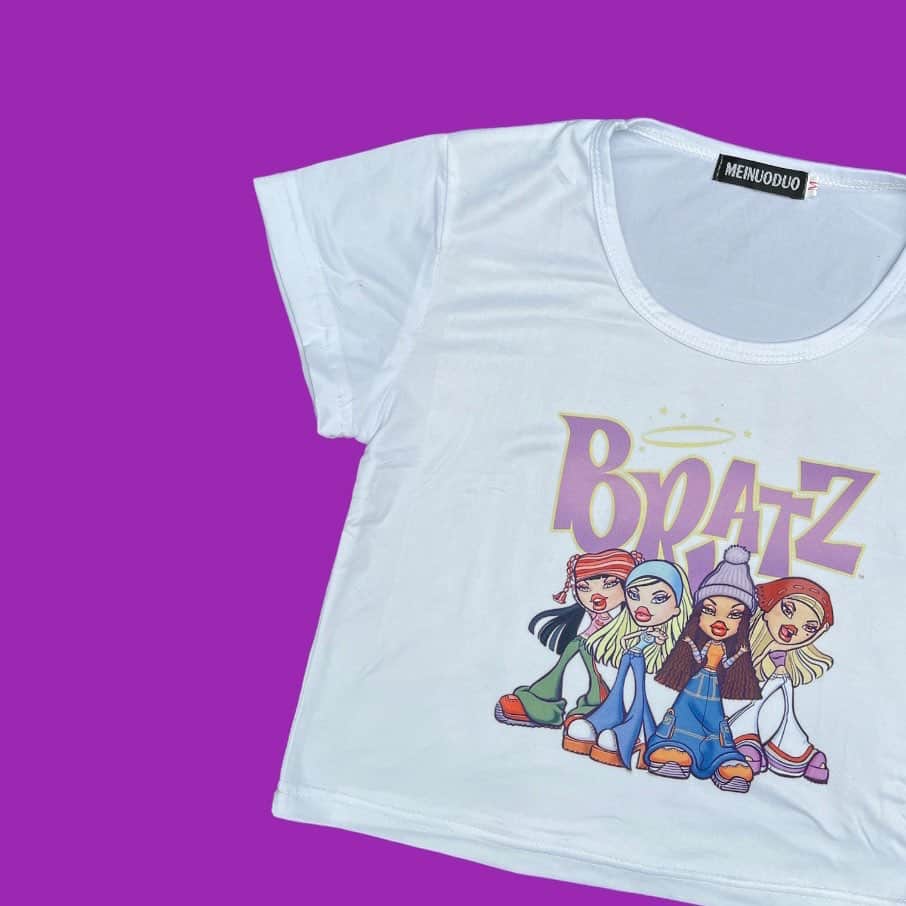 おもちゃやSPIRALのインスタグラム：「BRATZ チビT入荷しました🎵  sizeMですが、レディースでおへそが見えるくらいの丈になってます🤩」