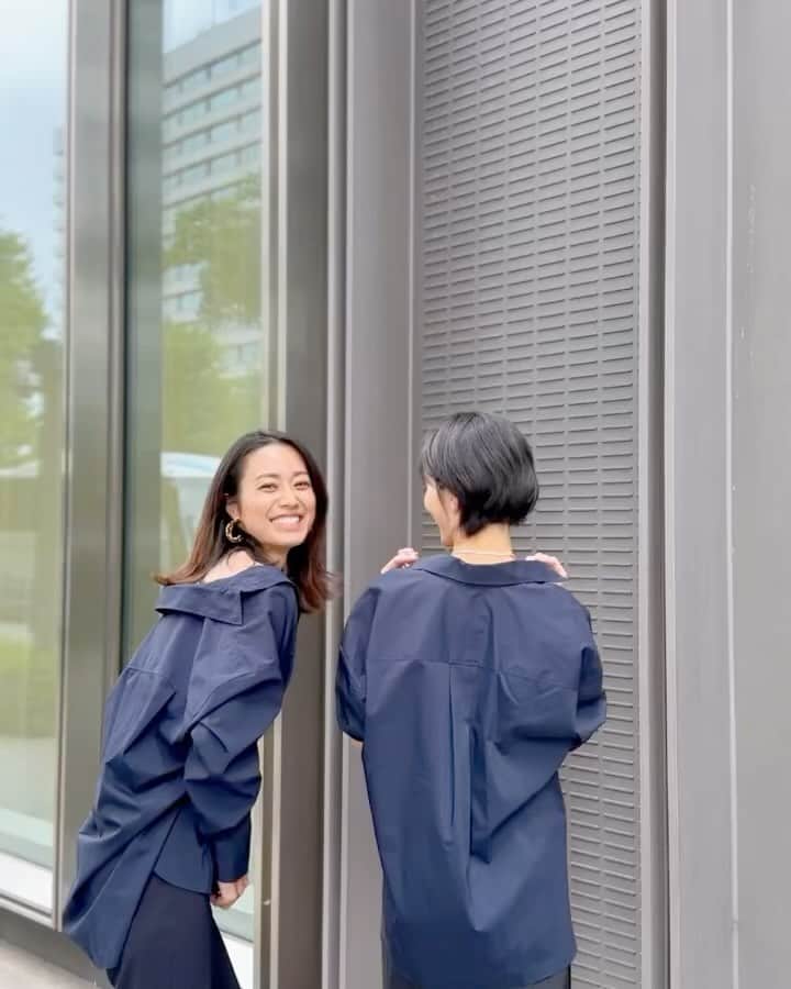 牧野紗弥のインスタグラム：「久しぶりに @mariakamiyama と一緒の現場で嬉しすぎた❣️ @ivy_i_am_navy のネイビーベーシックシャツ、素敵に着てくれてありがとよん🥹🫶🏻🔥 図々しくも私もおそろいを着て一緒に写真を撮ってもらってたら、 @mifune2014 さんが動画を撮ってくれました🤣🫶🏻✨ 美舟さんがメイク前にしてくれた4枚目の炭酸パックが一目でわかる位に肌のキメとトーンが上がったの‼️ スプレータイプで楽チンなのも自分に合ってると思い、早速ポチりましたとさ🤭」