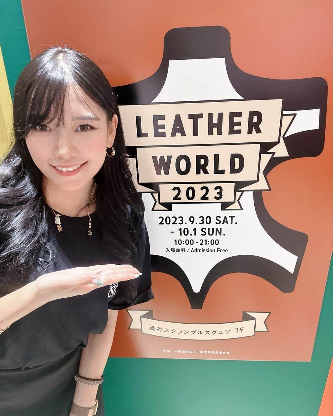 もえしゃんのインスタグラム：「渋谷スクランブルスクエア7Fで開催されてる 『LEATHER WORLD 2023』に 遊びに行ってきました🤍  レザーに関するクイズゲームもやってて面白かった👀✨ 難しくてわからなかったけど🥲  私レザー製品好きなの！でも ティッシュケースとかのレザー製品初めて見たなあ🧐♡ ワークショップもあって、体験できるプログラムもあって楽しかった〜😽  2Fではレザー専門のサイトの teemaのPOP UPもやってた！ おしゃれすぎた🥹🤍  イベントとPOP UPは明日10月1日までやってるみたいだから 是非遊びに行ってみて🥰💛  #PR #leatherworld2023 #japanleather #テーーマ」