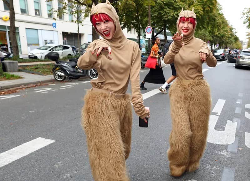 AMIのインスタグラム：「@undercover_lab  😈🐱🐻 @voguemagazine  📸 @mrstreetpeeper   #pfw」