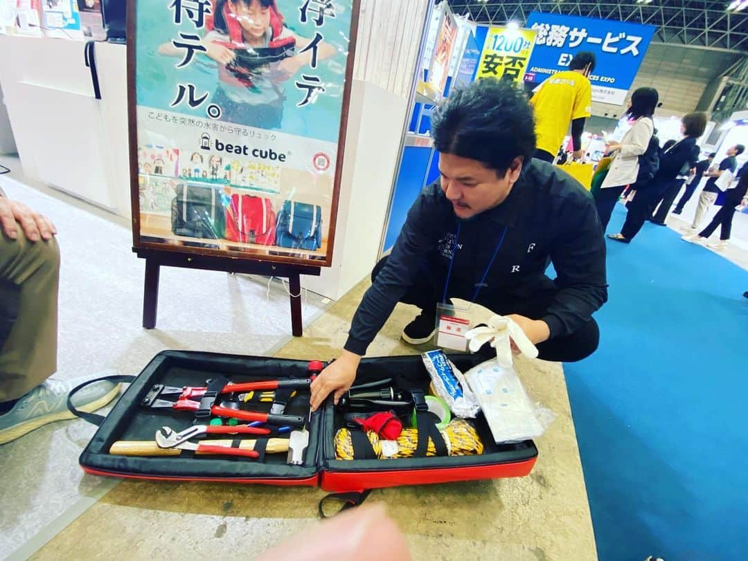 Mr.都市伝説 関暁夫さんのインスタグラム写真 - (Mr.都市伝説 関暁夫Instagram)「幕張メッセ防災EXPOに行って来ました！ 災害時の最新の防災グッズが沢山ありました！ 水に浮いて浮き輪としても使用が出来る工具バック！これ買います‼️ あとサスマタとタンカーも買います！  情熱クラブで所有します🇯🇵✨ 皆んなで訓練しましょう🫡🔥🔥🔥  #関暁夫 #都市伝説 #幕張メッセ #防災グッズ」9月30日 16時57分 - sekielberg