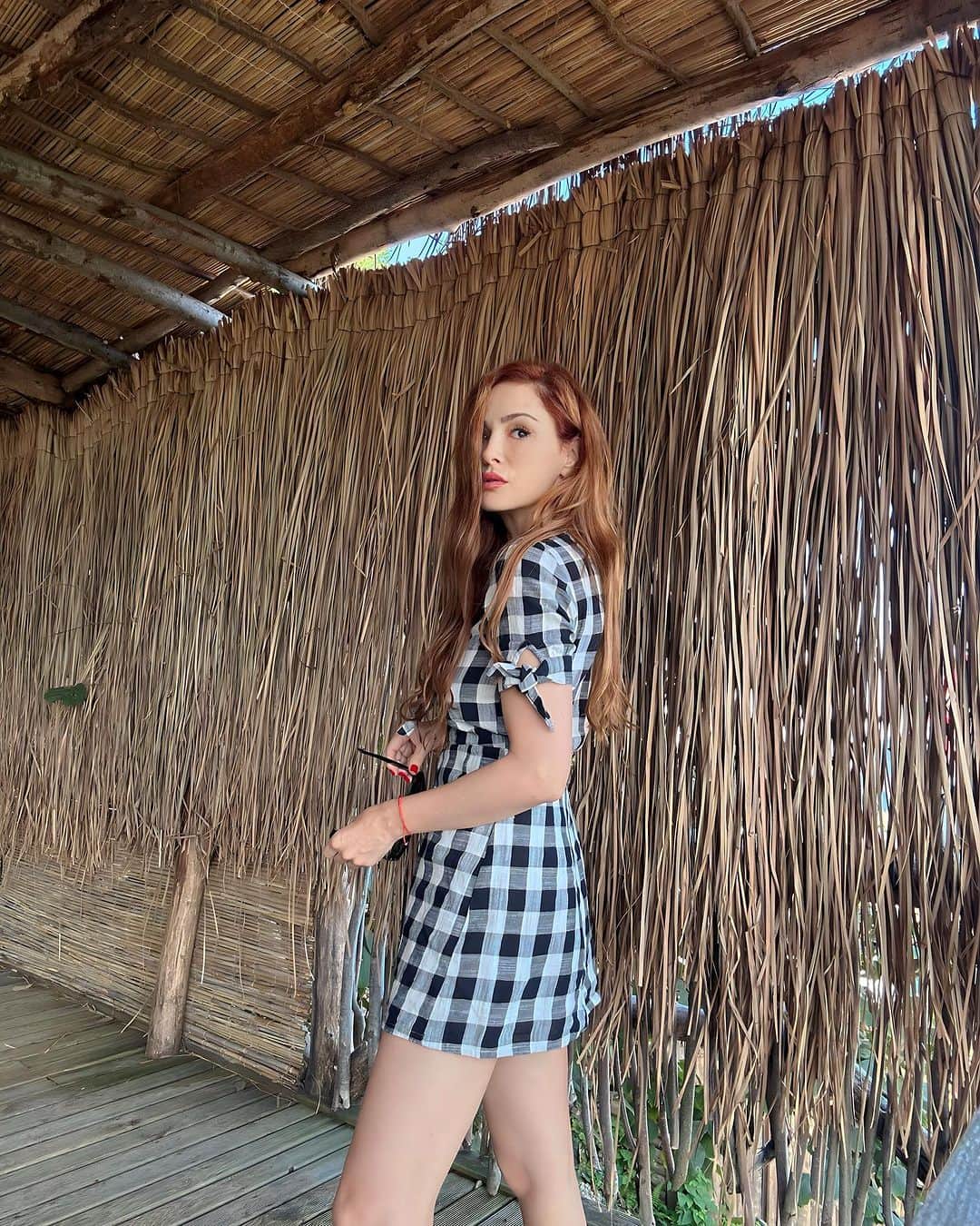 Mine Tugayのインスタグラム：「İyi hafta sonları🙏🏻🧿🌿💚」