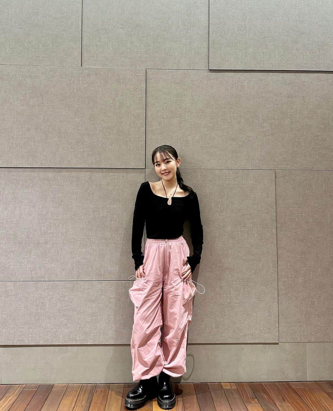 河野まひるのインスタグラム：「@shein_japan でBarbieコーデ🩵4️⃣🩷  商品ID↓ tops : 3430821 pants : 18747760  クーポンコード: mahiru （9月末日まで、お買い上げ金額1～5,999円まではセール価格より15%OFF、6,000円以上は20%OFFが適用されるよ。）  #SHEINforAll #ad  #jk#jk3#ljkブランド#jkの素敵な思い出#高校生#高3#hair#ファッション#オシャレ#コーデ#fashion#code#河野まひる#まひるコーデ#shein#Barbie#barbiestyle#バービーファッション#バービーコーデ#バービー人形#ピンクコーデ#カーゴパンツ」