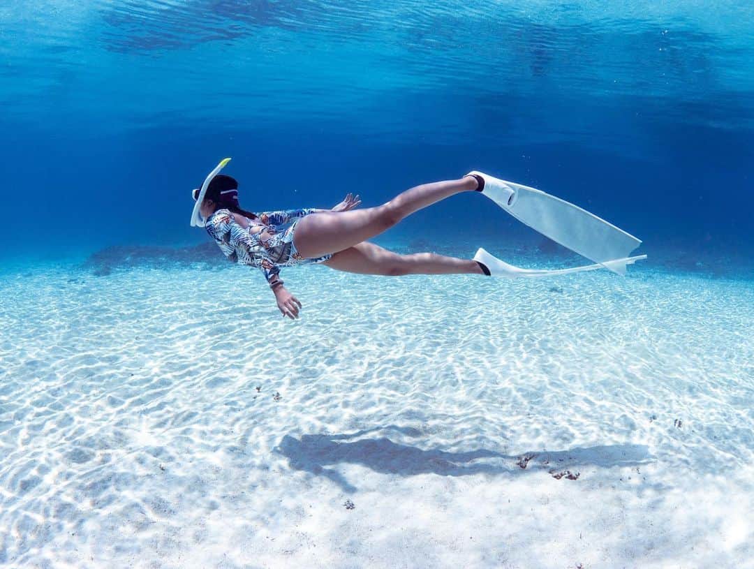 megumiさんのインスタグラム写真 - (megumiInstagram)「凪の日は自分の影がしっかりキレイに海底の砂に写る 💎 　 海の中なのに宙を浮いてるみたいな写真になる🧜‍♀️ 　 また凪の日に泳げますように〜🙏🧡 　  🪸✨🪸✨ 🪸✨🪸✨ 　 Tour🚤 & Photo📷 @takayuki_makiyama   🪸✨🪸✨ 🪸✨🪸✨  🤿 @gull_diving1955  🧜‍♀️ @leaderfins  　 　 #凪　 #skindiving #スキンダイビング #underwater #水中写真 #leaderfins #leaderfinsのある生活 #gull  #与論島 #ヨロン #ヨロン島 #与論島観光 #yoronisland  #yoron  #ヨロンブルー #sandbar #islandlife #beachlife #シュノーケル #snorkeling #奄美諸島 #奄美群島 #離島旅 #離島 #鹿児島旅行 #沖縄旅行 #女子旅 #japantravel #japanisland」9月30日 17時02分 - megumi_aimy_fit