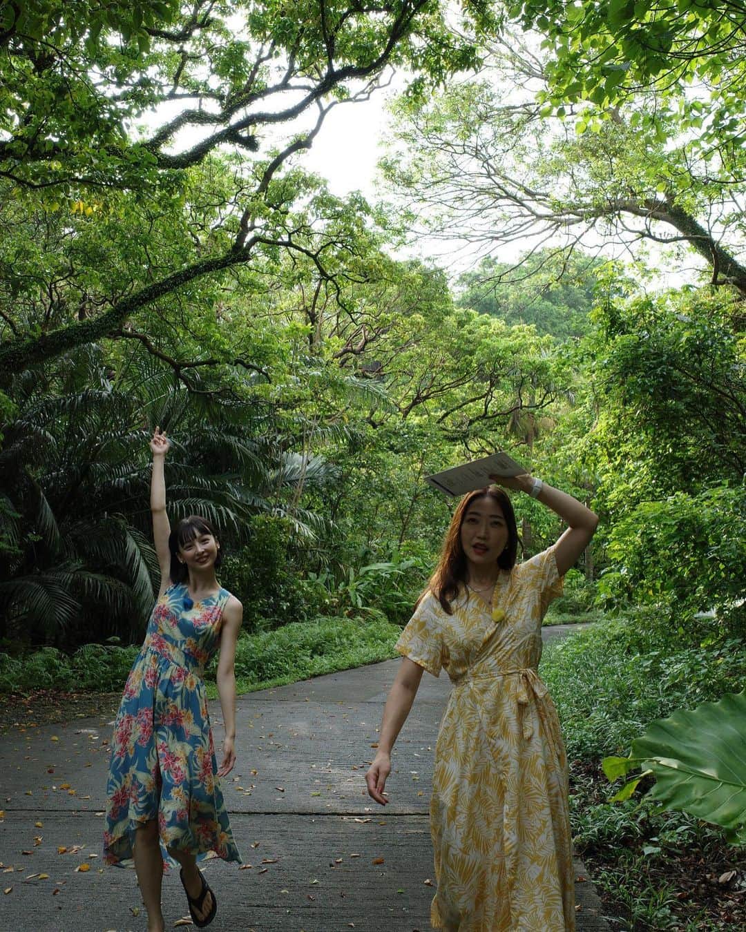 中川絵美里さんのインスタグラム写真 - (中川絵美里Instagram)「📺  明日朝4:00〜BSフジにて放送の 「恋愛運爆アゲ！沖縄ちゅらかーぎー旅」に参加しています。(タイトルからすごい)  芸人のCRAZYCOCOさん(@crazycoco0906 )&俳優の華村あすかちゃん(@hanamura_asuka )という職種も年齢もバラバラな3人で沖縄のパワースポットを巡る最高に楽しい旅でした🌺  写真の通り、仕事を忘れる楽しさ！！ 話しているだけで元気になれる、且つ生き様がストイックでかっこいいCOCO姉と、発言全てがハイライトになる、とにかく目が離せない可愛いあすかちゃん🔥🔥 最高の2人に恵まれました。  旅の途中では、あの、ゲッターズ飯田さんからの個人鑑定もあったり、それぞれの恋愛観をお話ししたり…普段なかなかないテンションでお届けします💁‍♀️ 番組ナレーションも担当しました！  ぜひご覧ください☺︎  #沖縄旅#パワースポット #CRAZYCOCO さん#華村あすか  ちゃん」9月30日 17時13分 - emiri_nakagawa