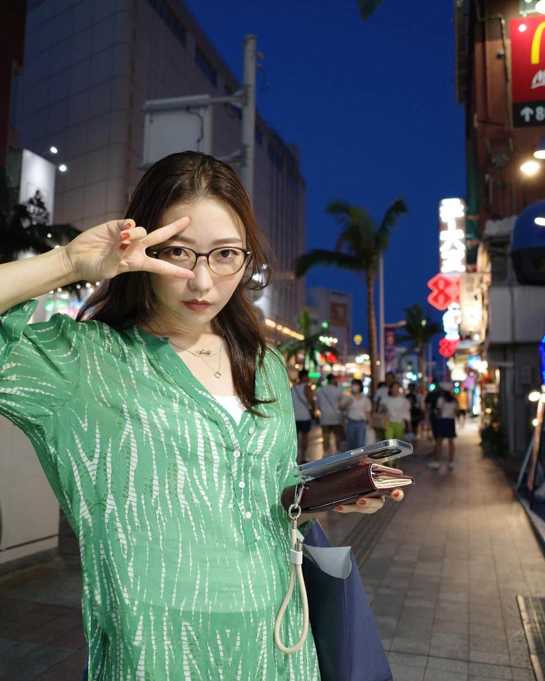 中川絵美里さんのインスタグラム写真 - (中川絵美里Instagram)「📺  明日朝4:00〜BSフジにて放送の 「恋愛運爆アゲ！沖縄ちゅらかーぎー旅」に参加しています。(タイトルからすごい)  芸人のCRAZYCOCOさん(@crazycoco0906 )&俳優の華村あすかちゃん(@hanamura_asuka )という職種も年齢もバラバラな3人で沖縄のパワースポットを巡る最高に楽しい旅でした🌺  写真の通り、仕事を忘れる楽しさ！！ 話しているだけで元気になれる、且つ生き様がストイックでかっこいいCOCO姉と、発言全てがハイライトになる、とにかく目が離せない可愛いあすかちゃん🔥🔥 最高の2人に恵まれました。  旅の途中では、あの、ゲッターズ飯田さんからの個人鑑定もあったり、それぞれの恋愛観をお話ししたり…普段なかなかないテンションでお届けします💁‍♀️ 番組ナレーションも担当しました！  ぜひご覧ください☺︎  #沖縄旅#パワースポット #CRAZYCOCO さん#華村あすか  ちゃん」9月30日 17時13分 - emiri_nakagawa