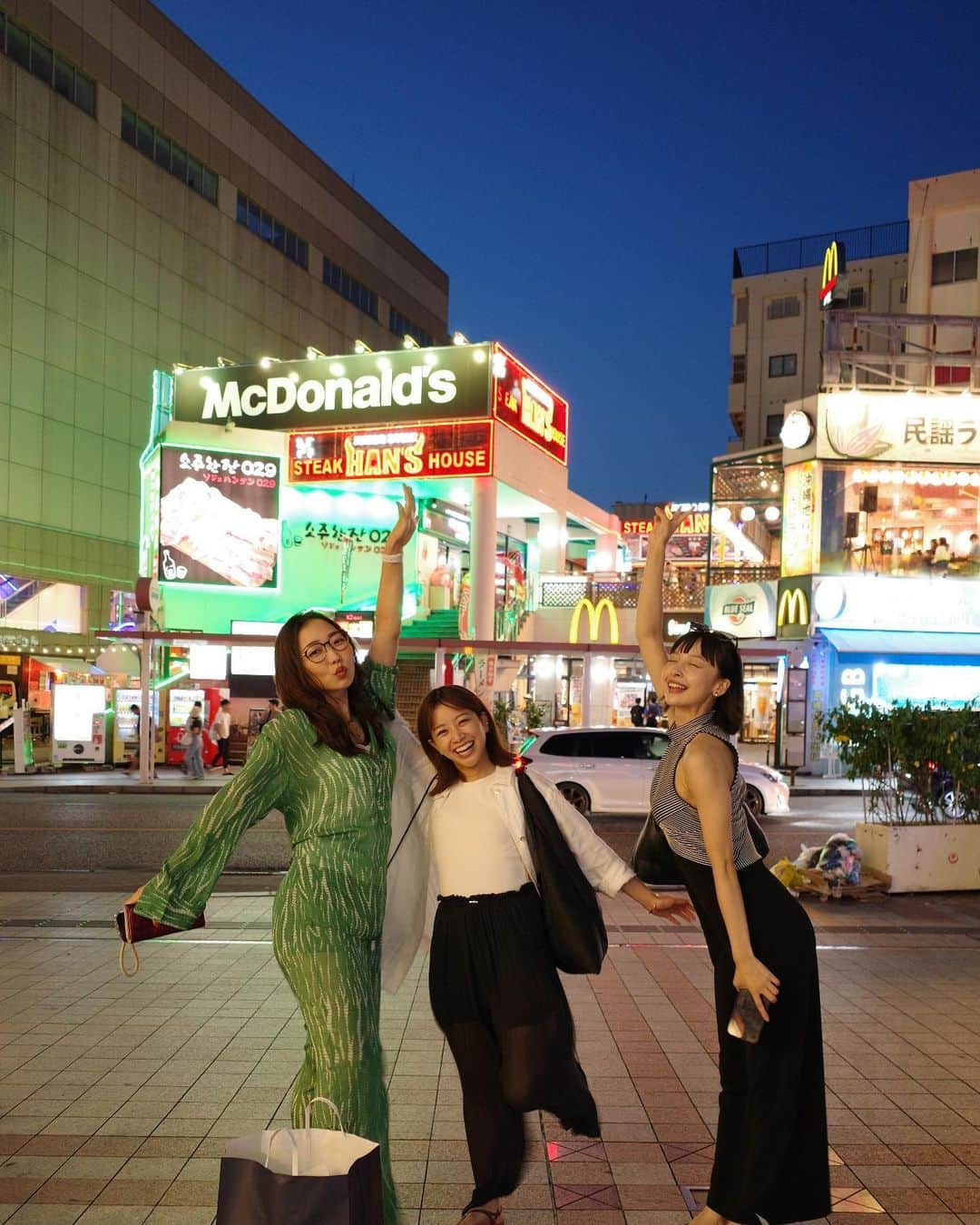 中川絵美里さんのインスタグラム写真 - (中川絵美里Instagram)「📺  明日朝4:00〜BSフジにて放送の 「恋愛運爆アゲ！沖縄ちゅらかーぎー旅」に参加しています。(タイトルからすごい)  芸人のCRAZYCOCOさん(@crazycoco0906 )&俳優の華村あすかちゃん(@hanamura_asuka )という職種も年齢もバラバラな3人で沖縄のパワースポットを巡る最高に楽しい旅でした🌺  写真の通り、仕事を忘れる楽しさ！！ 話しているだけで元気になれる、且つ生き様がストイックでかっこいいCOCO姉と、発言全てがハイライトになる、とにかく目が離せない可愛いあすかちゃん🔥🔥 最高の2人に恵まれました。  旅の途中では、あの、ゲッターズ飯田さんからの個人鑑定もあったり、それぞれの恋愛観をお話ししたり…普段なかなかないテンションでお届けします💁‍♀️ 番組ナレーションも担当しました！  ぜひご覧ください☺︎  #沖縄旅#パワースポット #CRAZYCOCO さん#華村あすか  ちゃん」9月30日 17時13分 - emiri_nakagawa