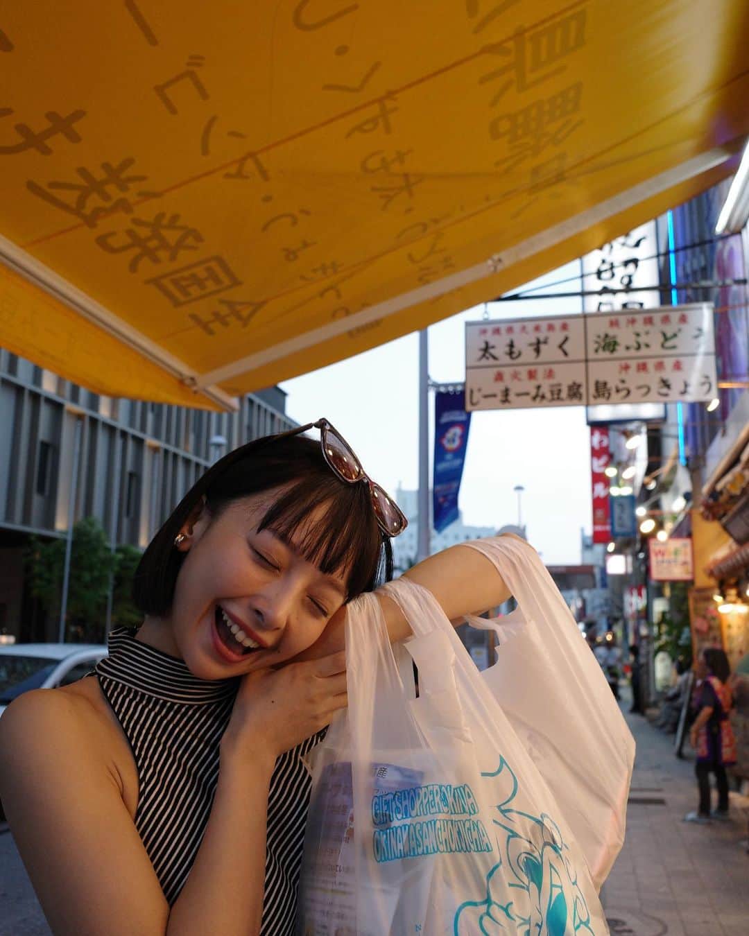 中川絵美里さんのインスタグラム写真 - (中川絵美里Instagram)「📺  明日朝4:00〜BSフジにて放送の 「恋愛運爆アゲ！沖縄ちゅらかーぎー旅」に参加しています。(タイトルからすごい)  芸人のCRAZYCOCOさん(@crazycoco0906 )&俳優の華村あすかちゃん(@hanamura_asuka )という職種も年齢もバラバラな3人で沖縄のパワースポットを巡る最高に楽しい旅でした🌺  写真の通り、仕事を忘れる楽しさ！！ 話しているだけで元気になれる、且つ生き様がストイックでかっこいいCOCO姉と、発言全てがハイライトになる、とにかく目が離せない可愛いあすかちゃん🔥🔥 最高の2人に恵まれました。  旅の途中では、あの、ゲッターズ飯田さんからの個人鑑定もあったり、それぞれの恋愛観をお話ししたり…普段なかなかないテンションでお届けします💁‍♀️ 番組ナレーションも担当しました！  ぜひご覧ください☺︎  #沖縄旅#パワースポット #CRAZYCOCO さん#華村あすか  ちゃん」9月30日 17時13分 - emiri_nakagawa