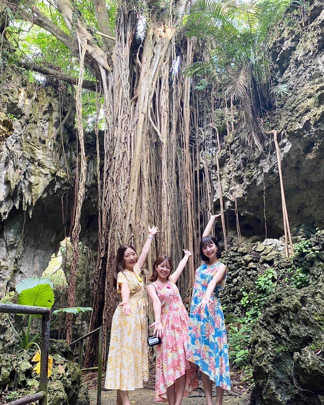 中川絵美里さんのインスタグラム写真 - (中川絵美里Instagram)「📺  明日朝4:00〜BSフジにて放送の 「恋愛運爆アゲ！沖縄ちゅらかーぎー旅」に参加しています。(タイトルからすごい)  芸人のCRAZYCOCOさん(@crazycoco0906 )&俳優の華村あすかちゃん(@hanamura_asuka )という職種も年齢もバラバラな3人で沖縄のパワースポットを巡る最高に楽しい旅でした🌺  写真の通り、仕事を忘れる楽しさ！！ 話しているだけで元気になれる、且つ生き様がストイックでかっこいいCOCO姉と、発言全てがハイライトになる、とにかく目が離せない可愛いあすかちゃん🔥🔥 最高の2人に恵まれました。  旅の途中では、あの、ゲッターズ飯田さんからの個人鑑定もあったり、それぞれの恋愛観をお話ししたり…普段なかなかないテンションでお届けします💁‍♀️ 番組ナレーションも担当しました！  ぜひご覧ください☺︎  #沖縄旅#パワースポット #CRAZYCOCO さん#華村あすか  ちゃん」9月30日 17時13分 - emiri_nakagawa