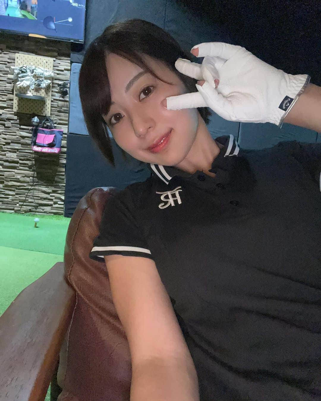 小林由依さんのインスタグラム写真 - (小林由依Instagram)「* 渋谷で本格シュミレーションゴルフ⛳️ ↪︎ @b.g.l2022  ⁡ ⁡ 完全個室のプライベート空間で、 プロも使う最新シュミレーター「トラックマン」を使いながら楽しくゴルフ練習ができる場所へ行ってきました✌︎✌︎ ⁡ 打った球がすべて数字で表されて、 さらにその数字は限りなく正確なので 本格的にゴルフ上手くなりたいって方にはもってこい✨ ⁡ ⁡ 友だちなど連れてきて 数人で利用できるのもうれしい🙆‍♀️ ⁡ ⁡ 渋谷付近でゴルフ練習してみたいよって人 ぜひチェックしてみて🔍 ⁡ ⁡ ⁡ PR @b.g.l2022 #BritishGolfLounge #神泉ゴルフ #渋谷ゴルフ #渋谷ゴルフ練習 #渋谷ゴルフ練習場 #プライベートゴルフ場 #渋谷プライベートゴルフ ⁡ . . . . . ⁡  #ゴルフ練習場 #インドアゴルフ練習場 #インドアゴルフ #ゴルフレッスン #ゴルフ女子 #ゴルフ初心者 #シミュレーションゴルフ #ゴルフ #ゴルフウェア #ゴルフコーデ #ゴルフ練習 #ゴルフ場 #ゴルフファッション #ゴルフ好き #渋谷 #東京 #shibuya #tokyo #ワンピースコーデ #ショートヘア #休日 ⁡ ⁡」9月30日 17時05分 - yui.minny.now