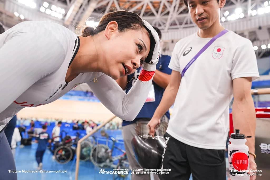 太田りゆのインスタグラム：「大人なのに脚が痛すぎて泣きそうで、もう銅メダルいらないからこの勝負したくないって思うくらい追い込まれた今回😖😖  でも、脚が痛くてキツいのは私だけじゃない対戦相手も同じなはずとか、何のために毎日苦しい練習をしてきたのか、こういう時に勝ち切るためにやってきたんじゃんとか、ここで負けたら３本目もつれ込んでいつも勝てない今までの私と一緒じゃん。そんなの嫌だとか、みんな応援してくれてるじゃんとか本当にいろんなことを思って最後の1本、絶対絶対勝つんだって思って挑んだレース  想像を絶する足の痛みだったけど、それで勝ち取った銅メダルは思っていたよりも価値のあるメダルになったと思う🥉  踏み出すときにあんなに声出たのはじめてくらい最後思いっきり踏んだな。忘れないようにしよう😌  #asiangames #teamjapan #がんばれニッポン  #trackcycling #銅メダル @team_nippon」