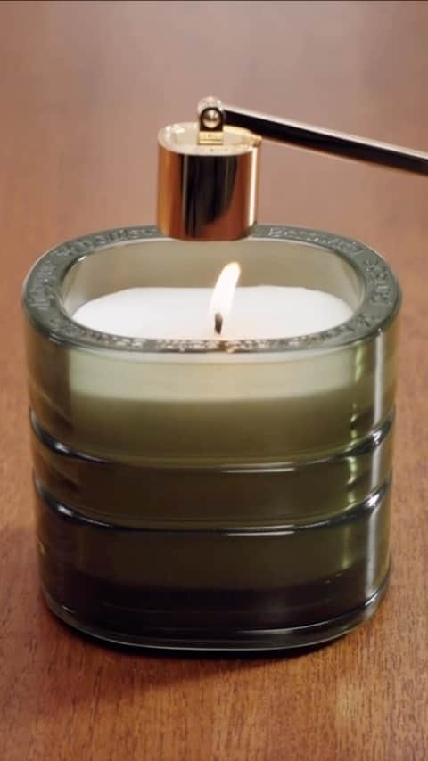 ディプティックのインスタグラム：「A moment meant to last. Taking care of a Les Mondes de Diptyque candle is part of a timeless ritual: a match is struck, a flame comes alight, a scent is diffused. Afterward comes time to put out the flame… until the next spark. #LesMondesDeDiptyque #Diptyque #Ritual #PremiumCandle」