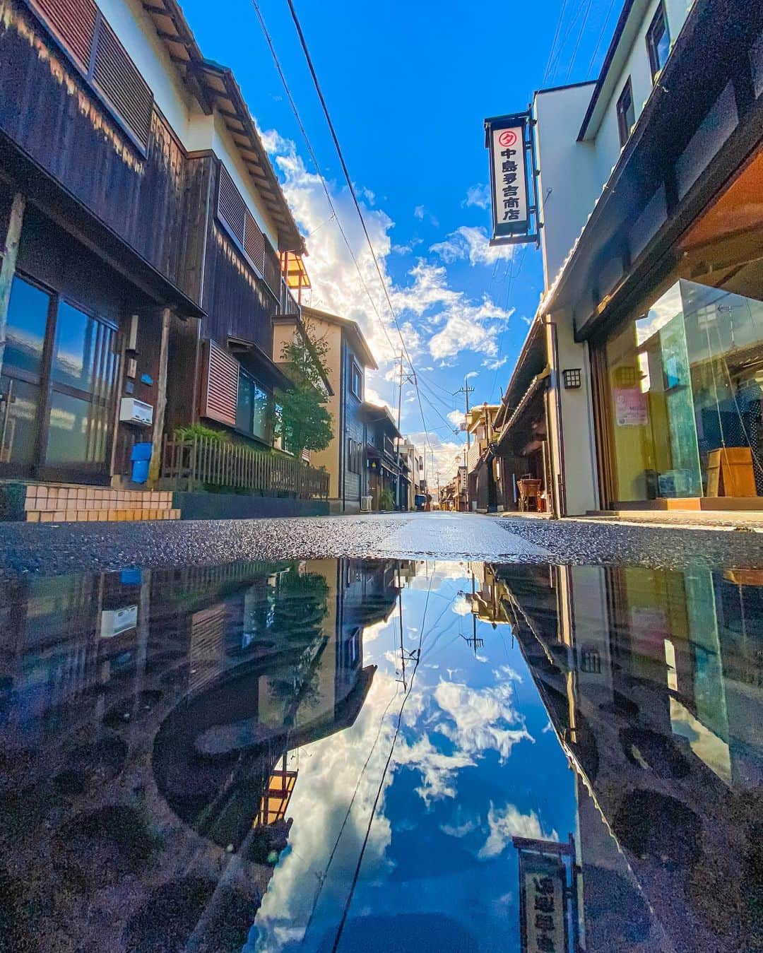 Shotaのインスタグラム：「日常の中にある絶景  A spectacular view in everyday life  写真集「何気ない日常をアニメチックに。」Amazon販売中です！ 気になってくださった方は、プロフィールのハイライトよりリンクをご確認いただければと思います！！  Photo book, "Animating the Uncommon Everyday." Now on sale at Amazon!  If you are interested, please check the link from the highlight in my profile!  #アニメチック  #japan #photography #photo #lightroom #blue #kf_gallery #raw_japan #japangem #photo_shorttrip  #photo_travelers  #japan_bestpic_  #japan_photogroup  #japantravelphoto  #lovers_nippon  #best_photo_japan  #photo_map  #5min_japan #look_japan  #tabispo #total_japan #thelifejapan #雲フェチクラブ」