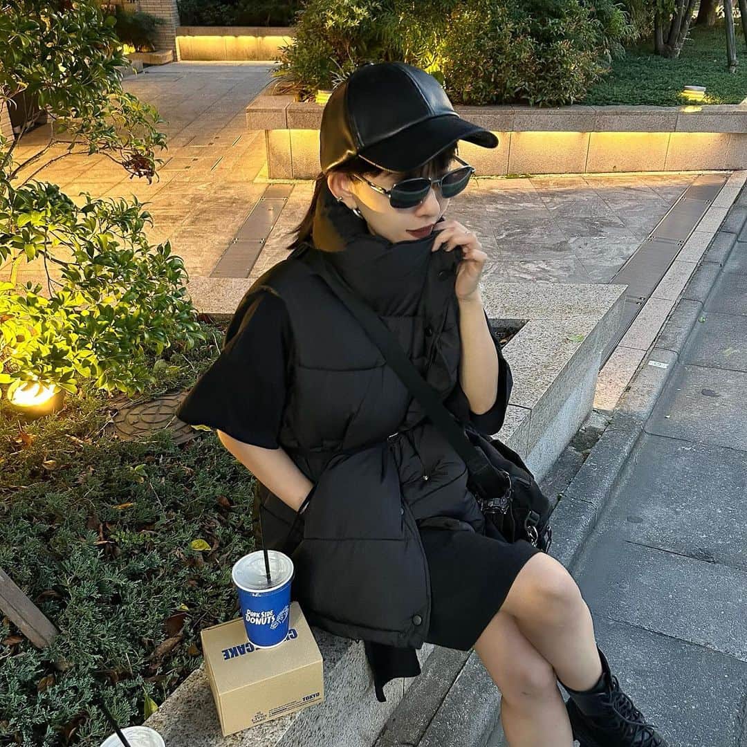 とくいちょまのインスタグラム：「@momentplus.official  最近ゲットしたダウンベスト〜◎ 細めのベルト合わせるとなんでもかわいくなるჱ̒^._.^)」
