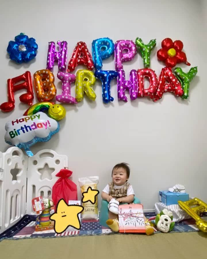 野崎鮎のインスタグラム：「2022/9/30 16:18 誕生❤️  1歳になったよー♡😭 お誕生日おめでとー🎉🎂  嬉しすぎるのと信じられない不思議な気持ち🥲  なんの病気もせず健康にすくすく育ってくれています😢  出産後 私は1度死にかけた。 生きていて本当に良かった😭  1日1日可愛くて毎秒愛おしい🥰  この子が無事に産まれてくれたことも 私が生きていることも奇跡✨  私のママが特製チーズケーキ焼いてくれたよー🧀 小さい頃から食べてるママのチーズケーキ♡🤤 いつ食べても美味しい🤤  プレゼントたくさんもらったね♡  みんなに可愛がってもらって 嬉しいね♡  もう1歳になるのか。。。  1年早いなぁ。  私たちの言葉を理解できるようになってきて、できることが一つ一つ増えてきてる☺️ 今は、ハイハイとつかまり立ちが大好きで、じっと座ってる時は テレビを見てる時📺👀  じーっと見てる👀  テレビ大好きboy♥️  音楽も好きで、私が歌うと 何かしててもすぐこっちを見て ニコニコしながら体を上下に揺らして拍子してくれる☺️👏  これからも笑って泣いて 一緒に楽しく成長していこう♡  私達の所に来てくれて ありがとう♡♡♡   #誕生日 #お誕生日 #バースデー #birthday #happy #happybirthday #寅年 #寅年boy  #男の子  #男の子ママ #boy #birthdayboy #おめでとう #お祝い #party #ワンワン  #寅年baby  #べびすたぐらむ #べビスタグラム  #寅年ベビー #奇跡  #宝物  #family #anniversary #記念日  #thankyou 🫶」