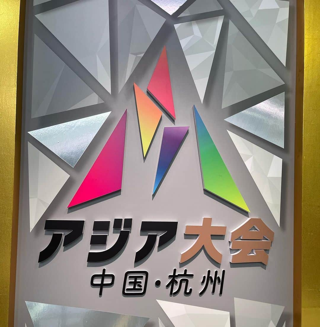 平野 早矢香のインスタグラム：「アジア大会✨ 今日もTBSで中継しております💪 卓球もこの後、生中継の予定ですのでぜひご覧ください🏓 日本からの熱いエールをよろしくお願いいたします🙏🙏🙏 ・ #TBS #アジア大会 #卓球中継 #これからです #生放送予定 #ぜひご覧ください #オンエア前の #情報調べ #卓球のこととなると #怖い顔しちゃうよねw #激写されていました😂 #今日も #全力応援📣」