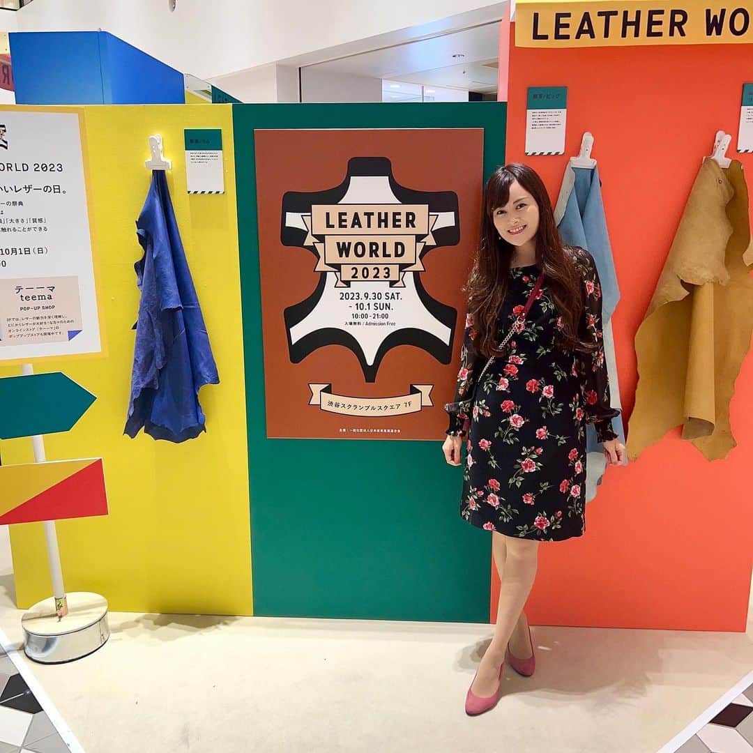 野本愛さんのインスタグラム写真 - (野本愛Instagram)「今日明日渋谷スクランブルスクエアで開催されている レザーワールド2023に行ってきたよ😊✨  おしゃれな革製品が色々紹介されていたよ❣️  革というと柄のないシンプルなイメージだけど メタリックで星の型押しがされていたり 蚊取り線香やキャンドルの ケースに皮が使われていたり 革の可能性の広さを実感✨  私も革のバッグを持ってるけど 長持ちするからずっと使えるし　 年季が入るとボロボロではなく 味わいになるところが好きです🩷🩷  2階と7階で開催されていて ワークショップができたり 革製品のお手入れもできるから 立ち寄ってみてね🥰💕  LEATHER WORLD 2023 in 渋谷スクランブルスクエア 開催日程：2023年9月30日(土)～ 10月1日(日)  開催時間：10:00～21:00 開催場所：渋谷スクランブルスクエア  #pr #leatherworld2023 #japanleather  #渋谷スクランブルスクエア  #レザーワールド2023  #レザー製品 #革製品 #革財布 #革小物 #革コインケース #革バッグ #レザーバッグ  #渋谷イベント #期間限定イベント #shibuyascramblesquare #shibuya」9月30日 17時50分 - himemode