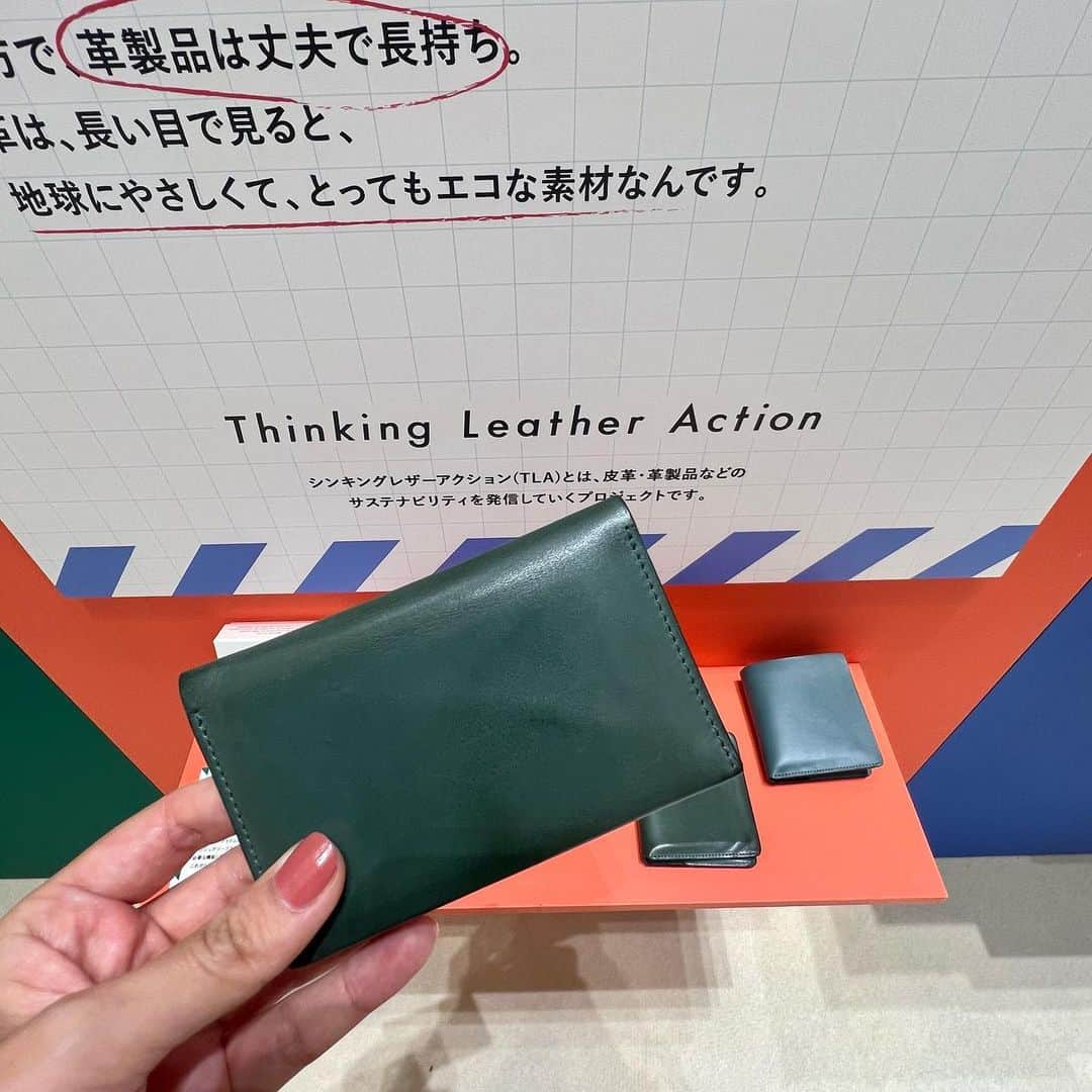 野本愛さんのインスタグラム写真 - (野本愛Instagram)「今日明日渋谷スクランブルスクエアで開催されている レザーワールド2023に行ってきたよ😊✨  おしゃれな革製品が色々紹介されていたよ❣️  革というと柄のないシンプルなイメージだけど メタリックで星の型押しがされていたり 蚊取り線香やキャンドルの ケースに皮が使われていたり 革の可能性の広さを実感✨  私も革のバッグを持ってるけど 長持ちするからずっと使えるし　 年季が入るとボロボロではなく 味わいになるところが好きです🩷🩷  2階と7階で開催されていて ワークショップができたり 革製品のお手入れもできるから 立ち寄ってみてね🥰💕  LEATHER WORLD 2023 in 渋谷スクランブルスクエア 開催日程：2023年9月30日(土)～ 10月1日(日)  開催時間：10:00～21:00 開催場所：渋谷スクランブルスクエア  #pr #leatherworld2023 #japanleather  #渋谷スクランブルスクエア  #レザーワールド2023  #レザー製品 #革製品 #革財布 #革小物 #革コインケース #革バッグ #レザーバッグ  #渋谷イベント #期間限定イベント #shibuyascramblesquare #shibuya」9月30日 17時50分 - himemode