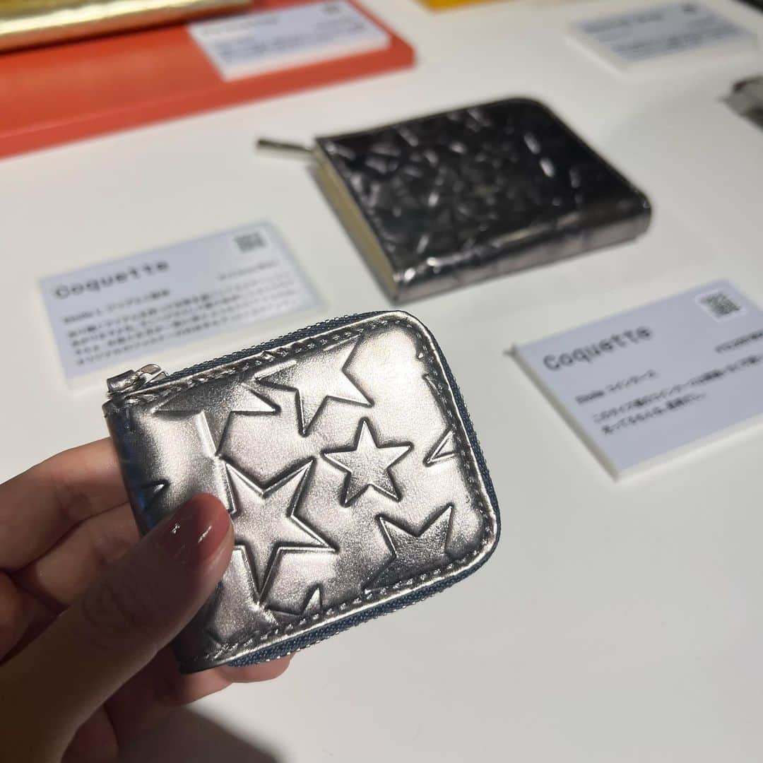 野本愛さんのインスタグラム写真 - (野本愛Instagram)「今日明日渋谷スクランブルスクエアで開催されている レザーワールド2023に行ってきたよ😊✨  おしゃれな革製品が色々紹介されていたよ❣️  革というと柄のないシンプルなイメージだけど メタリックで星の型押しがされていたり 蚊取り線香やキャンドルの ケースに皮が使われていたり 革の可能性の広さを実感✨  私も革のバッグを持ってるけど 長持ちするからずっと使えるし　 年季が入るとボロボロではなく 味わいになるところが好きです🩷🩷  2階と7階で開催されていて ワークショップができたり 革製品のお手入れもできるから 立ち寄ってみてね🥰💕  LEATHER WORLD 2023 in 渋谷スクランブルスクエア 開催日程：2023年9月30日(土)～ 10月1日(日)  開催時間：10:00～21:00 開催場所：渋谷スクランブルスクエア  #pr #leatherworld2023 #japanleather  #渋谷スクランブルスクエア  #レザーワールド2023  #レザー製品 #革製品 #革財布 #革小物 #革コインケース #革バッグ #レザーバッグ  #渋谷イベント #期間限定イベント #shibuyascramblesquare #shibuya」9月30日 17時50分 - himemode