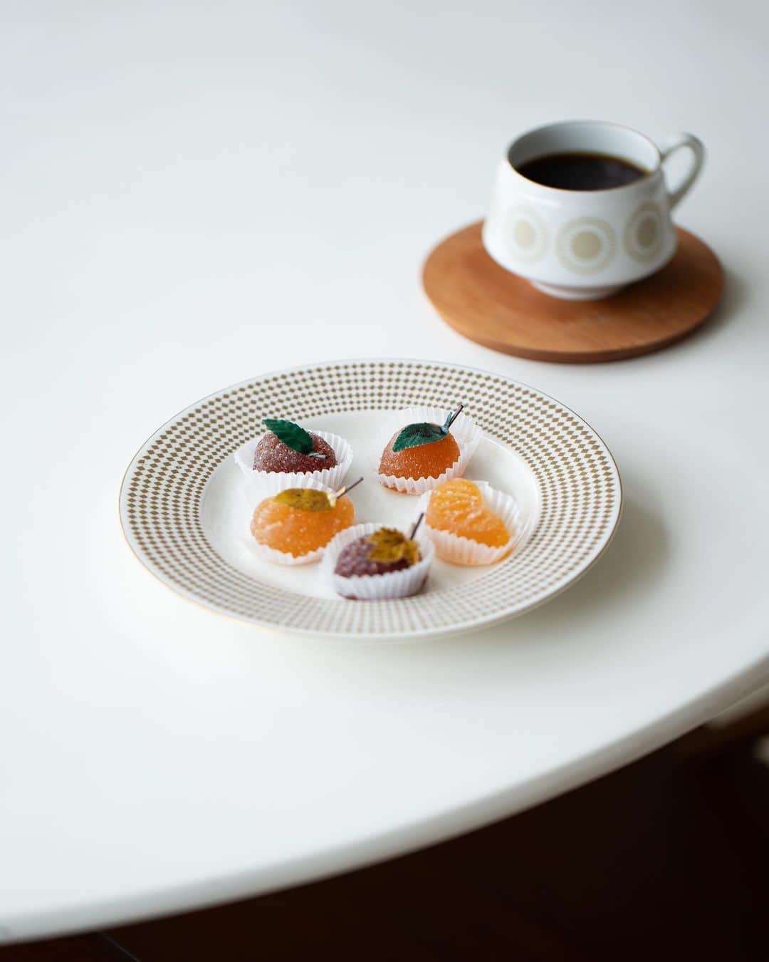 cafe_no_maのインスタグラム：「English follows Japanese  果実を煮詰め、砂糖などを加えて固めたお菓子「パート・ド・フリュイ」。果物を長期保存する手段として砂糖と一緒に煮詰めたのが始まりなんだそうです。先日、鎌倉一人旅の道中、このお菓子のことを思い出し、手にしてみました。  鎌倉の老舗ショコラティエ「イル・ド・ショコラ」。このお店の定番が、この「パート・ド・フリュイ」です。完熟果実を使用し、芳醇な風味とナチュラルな味わいが特徴。添加物は一切使用してないそうです。  この商品との出会いは、前職のCA時代でした。ファーストクラスのチョコレートの中に混じるゼリー状のこのお菓子。初めは、甘いだけのイメージが強く、お菓子好きの私にとって、さほど興味の対象にはなりませんでした。でも鎌倉を訪れた際、興味本位で試してみてその印象は一変します。  口に入れると果実そのものの味が口の中で広がるフルーツ感。ファーストクラスで出すチョコレートの中で、このお菓子はむしろ脇役のような存在でしたが、機内の乾燥した空気の中、このお菓子のジューシーさは、ぴったりだったのだと想像します。  鎌倉を訪れる際に、ときどきこのお菓子を自宅に持ち帰ることがあります。淹れたてのコーヒーとともにこのお菓子を味わう。そんなシンプルなひとときが、私の週末の小さな楽しみとなっています。  お土産におすすめのアイテムを紹介する記事が充実してきました。詳しくはプロフィールリンク（ @cafe_no_ma ）から、ウェブマガジン「エブリデイ コーヒー リトリート」をご覧ください。  The candy “Pâte de Fruit” is made by simmering fruits and adding sugar to solidify them. It seems that this method originated as a way to preserve fruits long-term with sugar. Just the other day, while on a solo trip to Kamakura, I was reminded of this treat and decided to give it a try.  In Kamakura, there’s a renowned chocolatier, “Île de Chocolat”. Their signature product is this very “Pâte de Fruit”. Made from fully ripened fruits, it boasts a rich and natural flavor. I’ve heard they don’t use any additives at all.  My first encounter with this treat was during my days as a cabin attendant. Among the first-class chocolates was this jelly-like candy. Initially, I dismissed it as merely sweet, not really sparking my candy-loving interest. But when I visited Kamakura, trying it out of curiosity completely changed my perception.  Once you taste it, the genuine flavor of the fruit spreads in your mouth. In the first-class setting, this candy seemed more like a sidekick among the chocolates. However, I can imagine it was a perfect match for the dry cabin air with its juicy nature.  Whenever I visit Kamakura, I sometimes bring this treat home. I enjoy it with freshly brewed coffee. Such simple moments have become a little weekend pleasure of mine.  I’ve been adding more articles recommending souvenir items. For more details, please check out the web magazine “Everyday Coffee Retreat” from my profile link ( @cafe_no_ma ).」