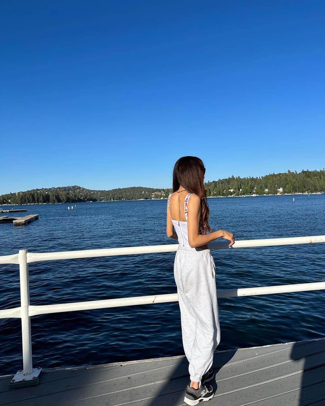 koyuのインスタグラム：「Lake Arrowhead Village⛵️🌞🥀🕶️🪐💕✨🍃 #lakearrowhead #lakearrowheadvillage #america #la #losangeles」