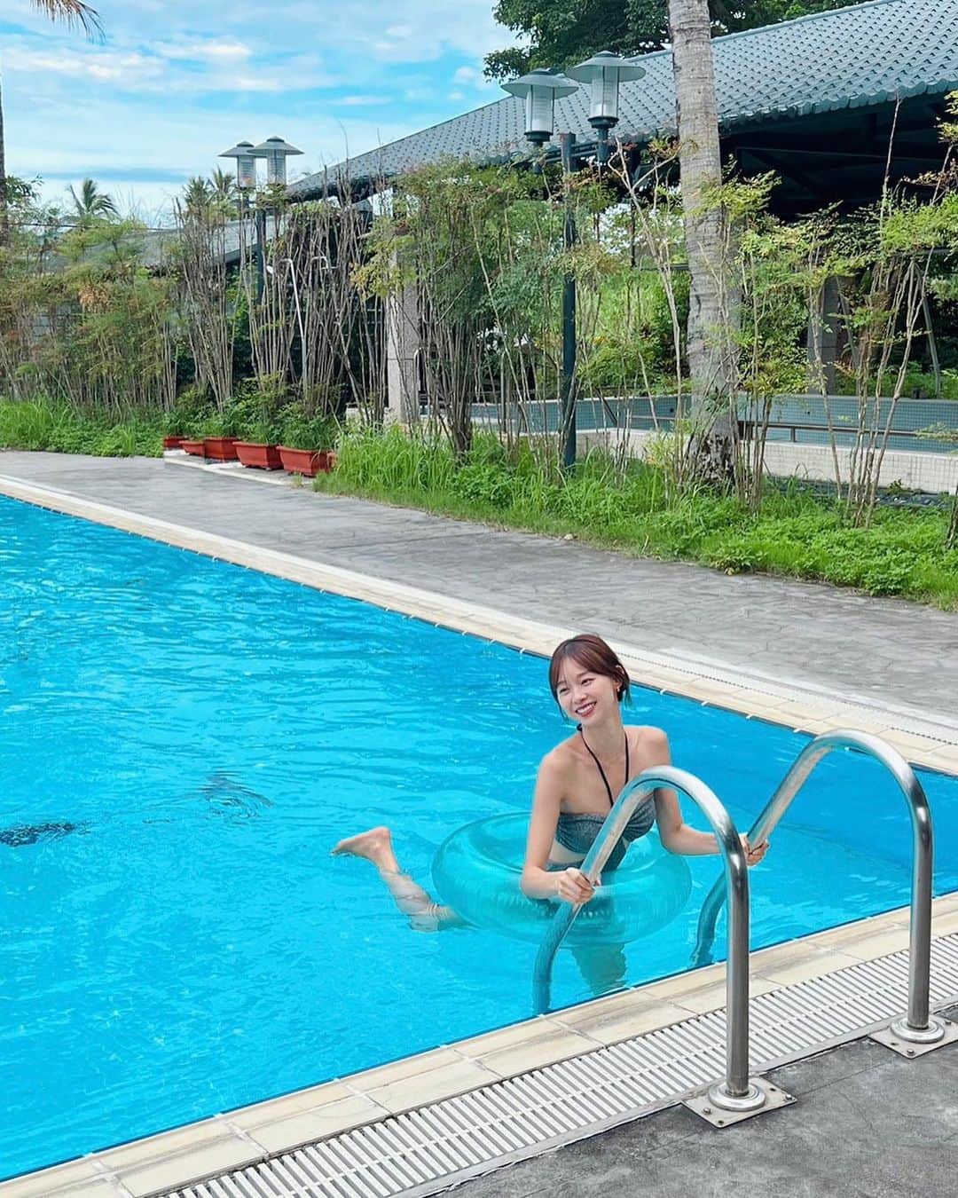 吳斐莉のインスタグラム：「戶外大泳池so good 泳圈已經是我的標配 就算不會游泳還是可以踢水 而且泳圈因為有阻力 所以踢起來很累很讚🤣 ✔️今日有氧達成  連續踢一個月 腿絕對可以很緊實😆  BTW..最後影片真的笑翻了」