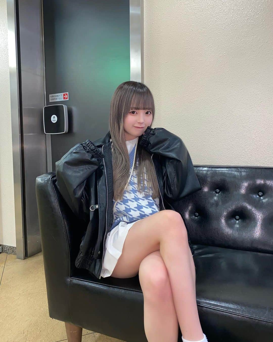 のインスタグラム：「今日の服装🤍🩵  #レザー #スカート #ニット #北海道 #エクステ #ベストコーデ」