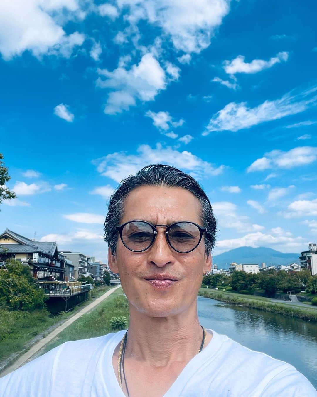大沢樹生のインスタグラム：「こんばんは💫 今日も1日お疲れ様でした。  良き穏やか週末をお過ごし下さいまし👏✨✨✨  昨日今日とちょ〜久しぶりに京都,そして奈良へ🌬️ 鴨川沿いで蚊の餌食に🩸🦟😱」