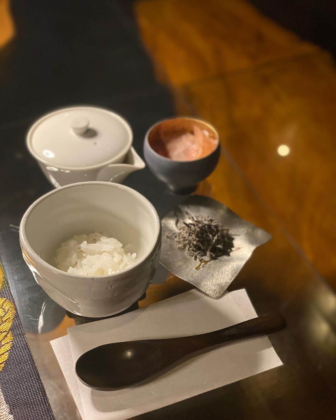 前川由希子さんのインスタグラム写真 - (前川由希子Instagram)「お茶屋さんの極上朝御膳🍵 @cotoshiro.fukuoka   まるで高級旅館に来たみたい。 いや、それ以上に特別かも。  ビルの6階にあるお店に入ったら、 思ってもみなかったような大人の空間。 オシャレでしっぽりデートに使いたくなる♡  今回いただいたのは お茶屋の朝御膳【暁】3,500円。 ※10月1日スタート  水出し冷茶 季節の一品（鰯煮付け、長崎県産活鯖ゴマ鯖） 温物（福岡県産華味鳥と九州産野菜がめ煮） 飯の友（辛子明太子、黒毛和牛しぐれ煮、 焼き海苔佃煮、汐吹き昆布、本枯節） 香の物（九州産無農薬野菜浅漬け） 茶碗蒸し（福岡県産真鯛出汁とつまんでご卵） 茶出汁（鰹出汁と長崎県産そのぎ茶 自家製ほうじ茶） 炊き立て土鍋ご飯（九州産ひのひかり） 茶  こだわり抜いた食材。 でも、奇を衒ったところはまったくなくて、 一つ一つが真っ直ぐで丁寧で美味しい。 ゆっくり味わって堪能していたら、 あっという間に2時間経ってた！  お茶や出汁の風味、香り、味を楽しみながら、 極上の時間が過ごせます✨  お茶を使ったドリンクも種類豊富で、 アルコール飲めない私はノンアルコールの 茶酒カクテル【風待翠（かぜまちどり）】を🍸 自家製梅シロップと玉緑茶を合わせた スッキリ爽やかなお茶のモヒートで、 すごくおいしかった♡ 点てた抹茶とビールを合わせた 【抹茶麦酒】は作る工程も楽しめます♪  いいお店だったー。 お茶と季節の御菓子や夜のコースもあります。 …気になる🥹  【殊代 cotoshiro】 福岡市中央区大名２丁目２−４２ ハビタス大名21 6F 092-600-2049 朝：8時〜11時（10時半ラストオーダー） 夕：15時〜24時 　（食事22時、飲み物23時ラストオーダー） 火曜日、第二第四水曜日休み  PR：@cotoshiro.fukuoka  #殊代  #ことしろ  #cotoshiro  #お茶屋  #お茶屋の朝御膳  #朝御膳  #九州産食材 と #お茶  #土鍋ご飯  #福岡グルメ  #福岡朝ごはん  #福岡モーニング  #福岡お茶  #福岡お茶屋  #大名グルメ  #大名朝ごはん  #大名モーニング  #pr」9月30日 17時24分 - maekawa.yukiko