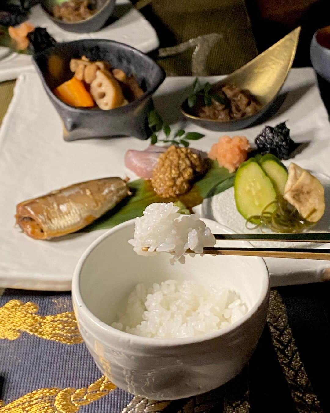 前川由希子のインスタグラム：「お茶屋さんの極上朝御膳🍵 @cotoshiro.fukuoka   まるで高級旅館に来たみたい。 いや、それ以上に特別かも。  ビルの6階にあるお店に入ったら、 思ってもみなかったような大人の空間。 オシャレでしっぽりデートに使いたくなる♡  今回いただいたのは お茶屋の朝御膳【暁】3,500円。 ※10月1日スタート  水出し冷茶 季節の一品（鰯煮付け、長崎県産活鯖ゴマ鯖） 温物（福岡県産華味鳥と九州産野菜がめ煮） 飯の友（辛子明太子、黒毛和牛しぐれ煮、 焼き海苔佃煮、汐吹き昆布、本枯節） 香の物（九州産無農薬野菜浅漬け） 茶碗蒸し（福岡県産真鯛出汁とつまんでご卵） 茶出汁（鰹出汁と長崎県産そのぎ茶 自家製ほうじ茶） 炊き立て土鍋ご飯（九州産ひのひかり） 茶  こだわり抜いた食材。 でも、奇を衒ったところはまったくなくて、 一つ一つが真っ直ぐで丁寧で美味しい。 ゆっくり味わって堪能していたら、 あっという間に2時間経ってた！  お茶や出汁の風味、香り、味を楽しみながら、 極上の時間が過ごせます✨  お茶を使ったドリンクも種類豊富で、 アルコール飲めない私はノンアルコールの 茶酒カクテル【風待翠（かぜまちどり）】を🍸 自家製梅シロップと玉緑茶を合わせた スッキリ爽やかなお茶のモヒートで、 すごくおいしかった♡ 点てた抹茶とビールを合わせた 【抹茶麦酒】は作る工程も楽しめます♪  いいお店だったー。 お茶と季節の御菓子や夜のコースもあります。 …気になる🥹  【殊代 cotoshiro】 福岡市中央区大名２丁目２−４２ ハビタス大名21 6F 092-600-2049 朝：8時〜11時（10時半ラストオーダー） 夕：15時〜24時 　（食事22時、飲み物23時ラストオーダー） 火曜日、第二第四水曜日休み  PR：@cotoshiro.fukuoka  #殊代  #ことしろ  #cotoshiro  #お茶屋  #お茶屋の朝御膳  #朝御膳  #九州産食材 と #お茶  #土鍋ご飯  #福岡グルメ  #福岡朝ごはん  #福岡モーニング  #福岡お茶  #福岡お茶屋  #大名グルメ  #大名朝ごはん  #大名モーニング  #pr」