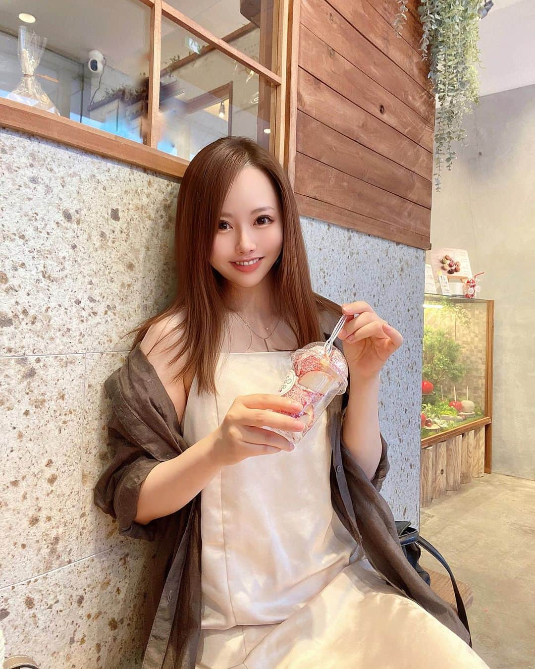 あやかさんのインスタグラム：「りんご飴🍎 仙台店でも皿盛りの大きめカットが食べれたらいいのになー  #りんご飴 #キャンディーアップル #ヨーグルチョコ #仙台一番町#仙台グルメ #仙台市」