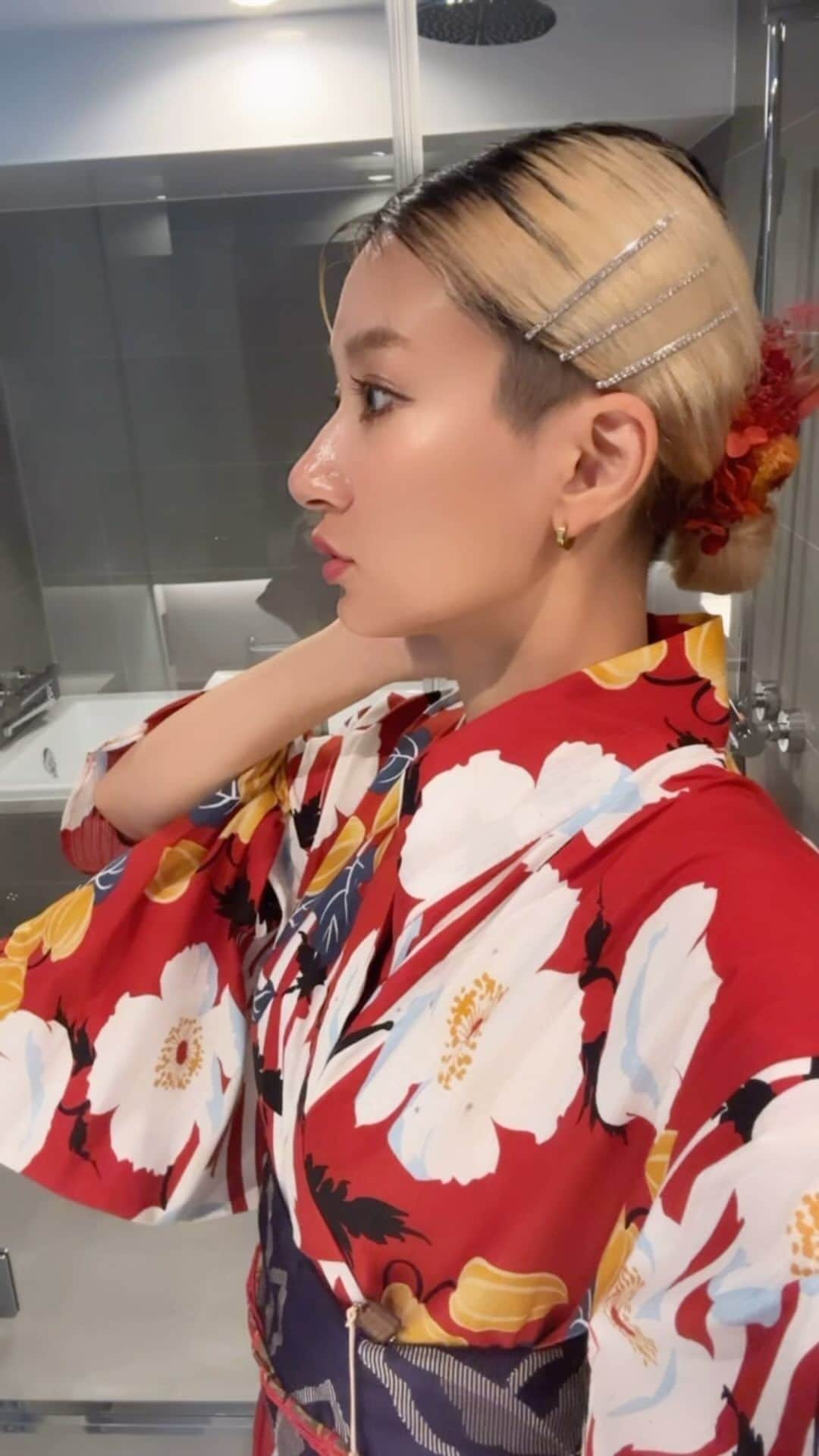 中川友里のインスタグラム：「昨日はお月見🎑✨満月と🌕と中秋の名月でしたね✨  動画は夏の思い出🌌浴衣を着た時の🫢  kyotoに行く時はいつも  @nodehotel.kyoto に泊まるの✨  館内には2-3億円のアートが部屋ごとにアーティストを変えて 展示されていて(時期を変えても作品が変わったりします✨🪿)  無機質× アート　に泊まる🐾  不必要な情報は削ぎ落として、アートと向き合うとても心地よい空間🤴✨  また京都行きたいなん🌹🤴  #中秋快乐」