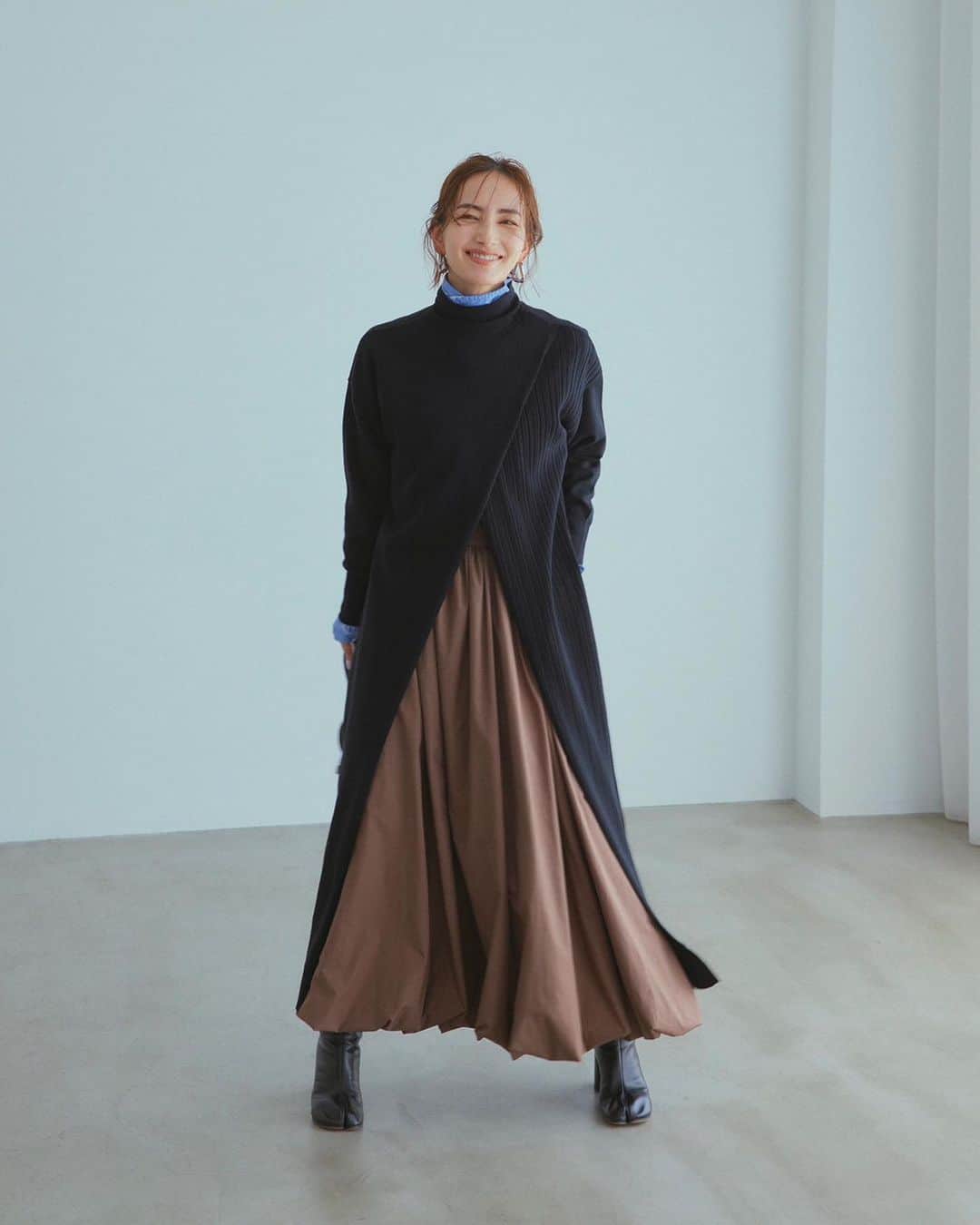 オブレクトのインスタグラム：「辻元舞さんとoblektのコラボアイテムが発売！ 今回のコラボのコンセプトはデザイン性や着心地、機能性はもちろんのこと、1着で何パターンも着られる「着回し力」のある服🌿舞さんのこだわりがたっぷり詰まっています✨  マルチウェイニットアンサンブル  Color.ブラック / チャコール ¥29,700（include tax）  ノースリーブワンピースとタートルネックプルオーバーのレイヤード仕様になったニットアンサンブルは、上下セットではもちろんそれぞれ単品でも使える、着回し力の高さがポイント！ニットONニットでももたつくことなくすっきり着られるよう、タートルニットの肩から裾にかけて大胆に斜めスリットを入れたり、更にインナーワンピはVネックとクルーネック、前後どちらも着られるデザインに✨ボディラインがすらっと見える長めの着丈で小柄体型の方にもおすすめです🌿  詳しくはoblekt 公式オンラインショップをご覧ください💛  #oblekt #オブレクト #辻元舞 さん」