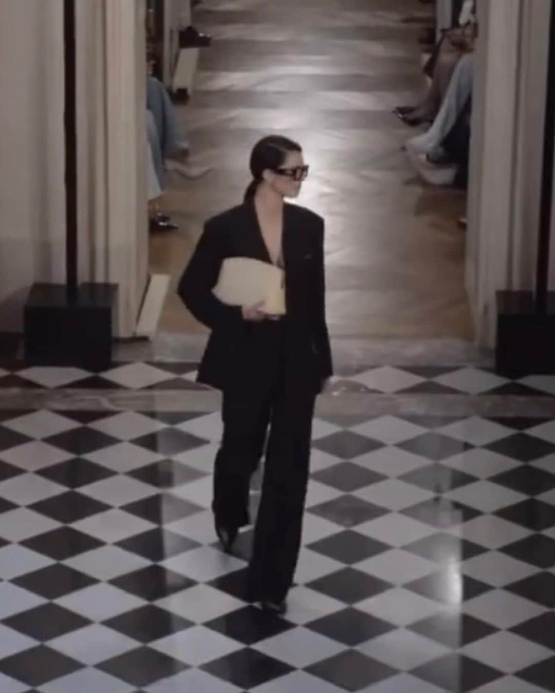ケンダル・ジェンナーのインスタグラム：「closing @victoriabeckham !  thank you for including me in your beautiful show VB 🤍」