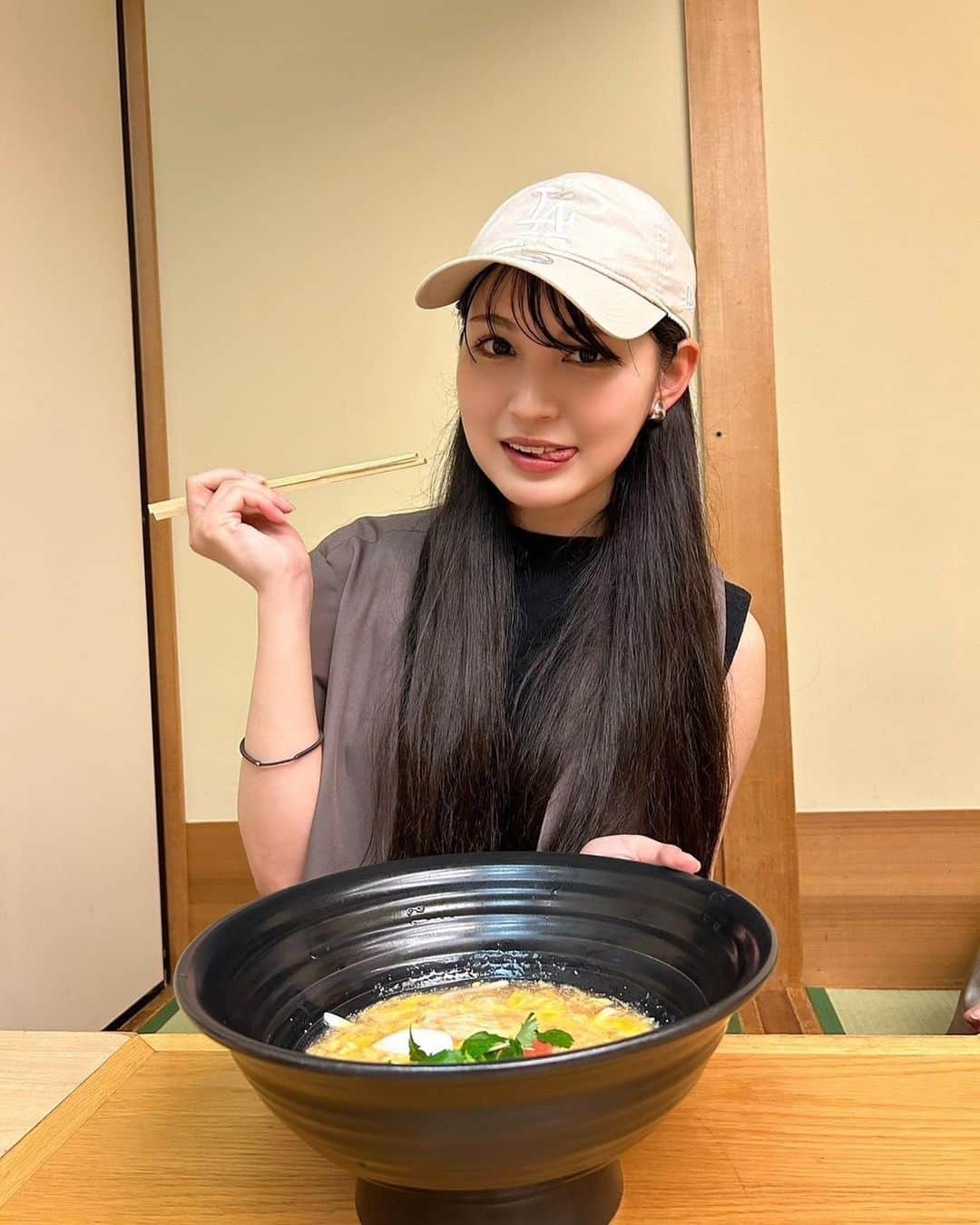 神志那結衣のインスタグラム：「舞台がひと段落した時に ゆっくりお買い物したりご飯食べたりしたよ〜🥑🥝🥦  最短5分で発行できるセゾンパール・アメリカン・エキスプレス®・カード💳🌱  クイックペイを利用するととってもお得◎ ナンバーレスだから安全で、 入会で永久不滅ポイントがもらえる！ 年会費も実質無料だよ🫶  #PR #セゾンパールアメリカンエキスプレスカード #セゾンパール #セゾンパールアメリカンエキスプレスカードデジタル #セゾンパールアメックス」