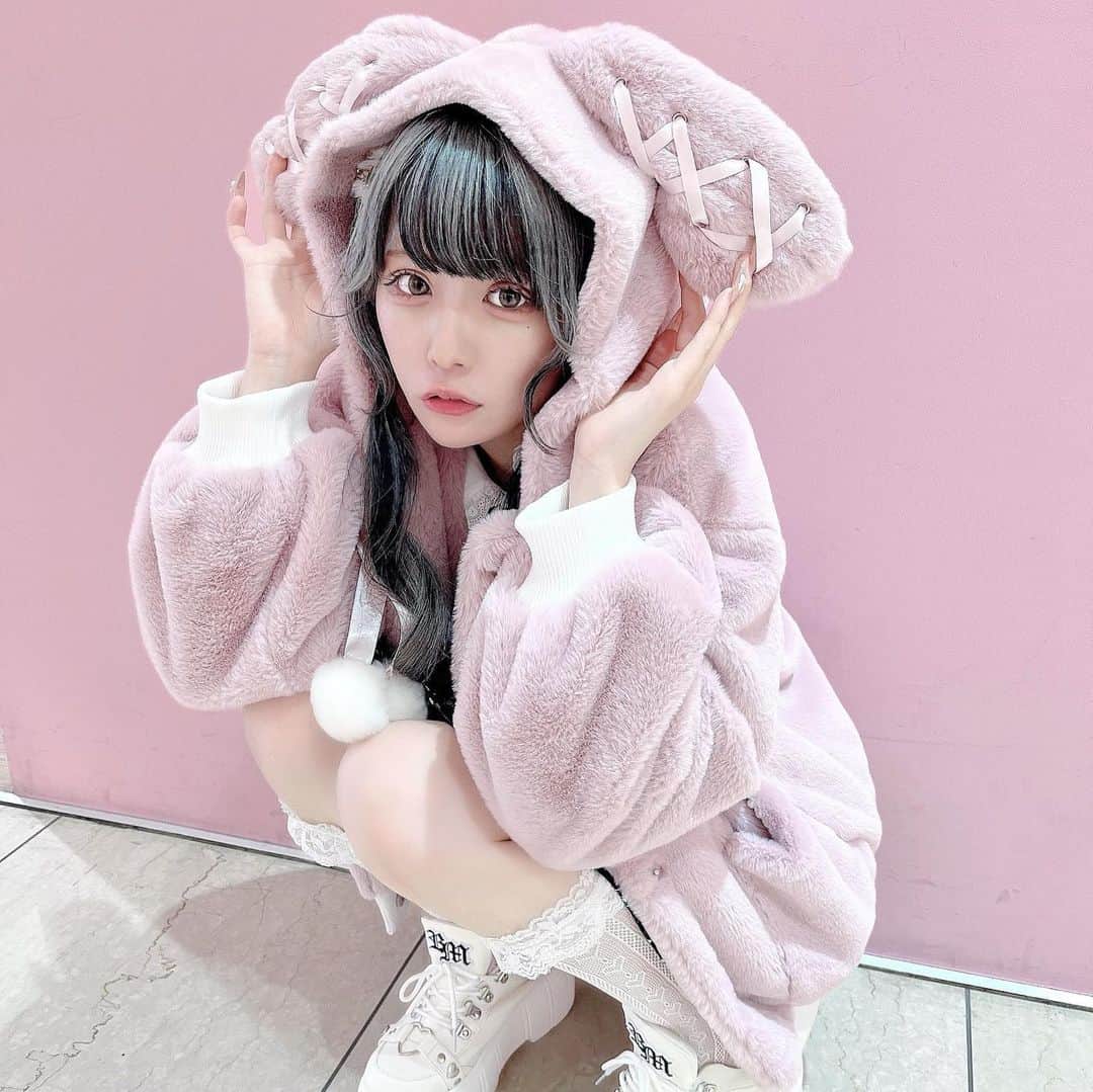 さきちゃんさんのインスタグラム写真 - (さきちゃんInstagram)「ことしのうさみみもかわいいねー🥹💕 #ankrouge #アンクルージュ #うさみみ #うさみみコート #ファーコート #ファーコートコーデ #地雷系女子 #地雷 #地雷女 #量産型コーデ #量産型 #量産型ヲタク #隠しきれないヲタク #自撮り界隈 #いいね返し」9月30日 17時34分 - ankrouge____saki
