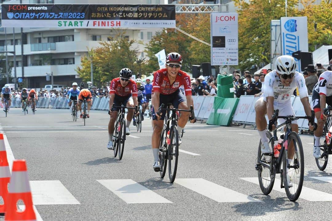 沢田時のインスタグラム：「おおいたいこいの道クリテリウムは玲が4位、自分は5位。  レースが始まるまで疲労が抜けずに不安だらけでしたがシクロクロスのお陰でクリテは割と得意かもしれない🤔  最後の玲のスプリントの伸びが素晴らしく最終コーナーまでアシストできなかったことが悔やまれます。  明日こそは勝利を掴みます💪  #宇都宮ブリッツェン  #おおいたいこいの道クリテリウム」