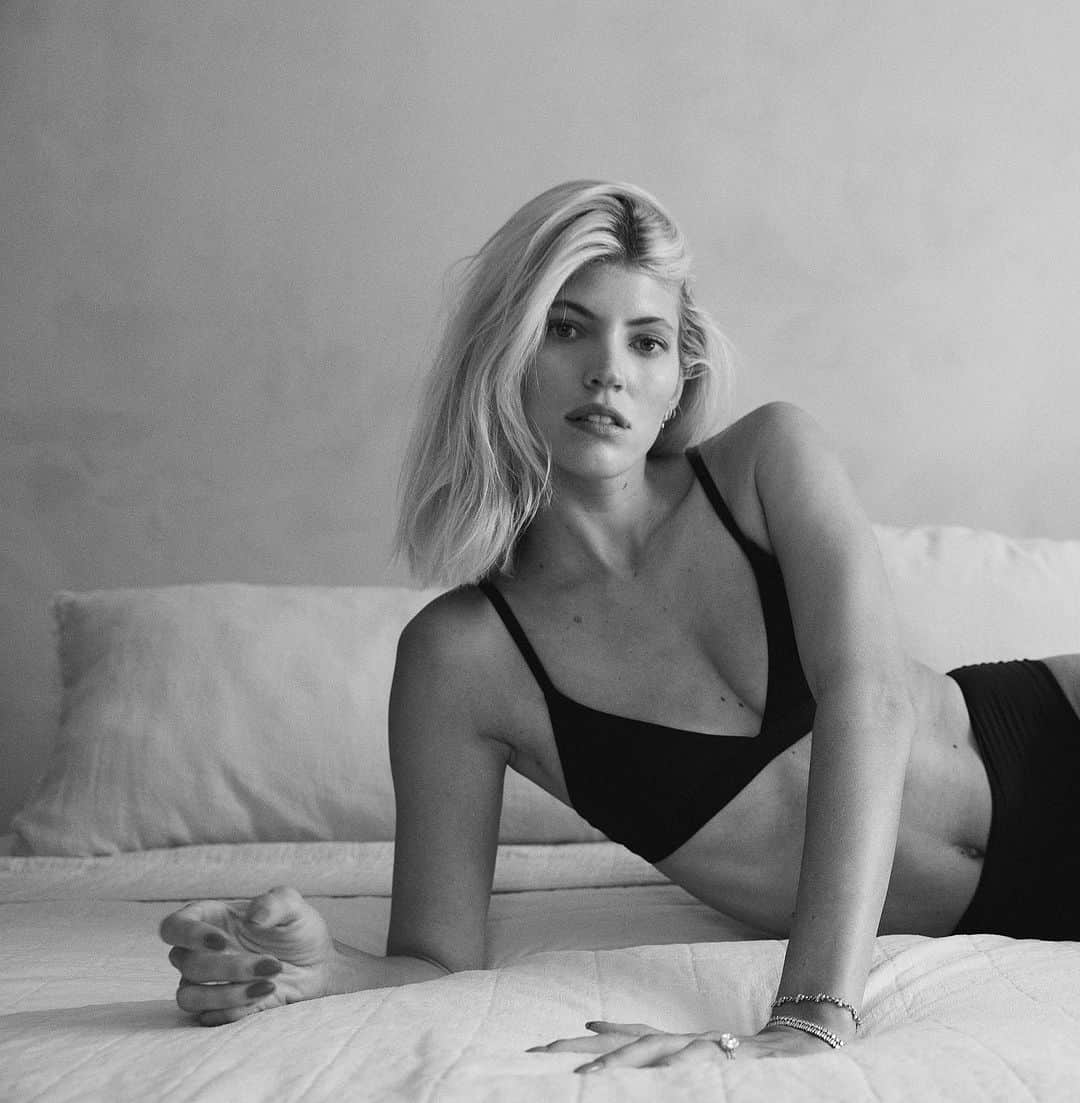 デヴォン・ウィンザーのインスタグラム：「Easy like Sunday morning… ☁️ wearing our new Lola Bralette」