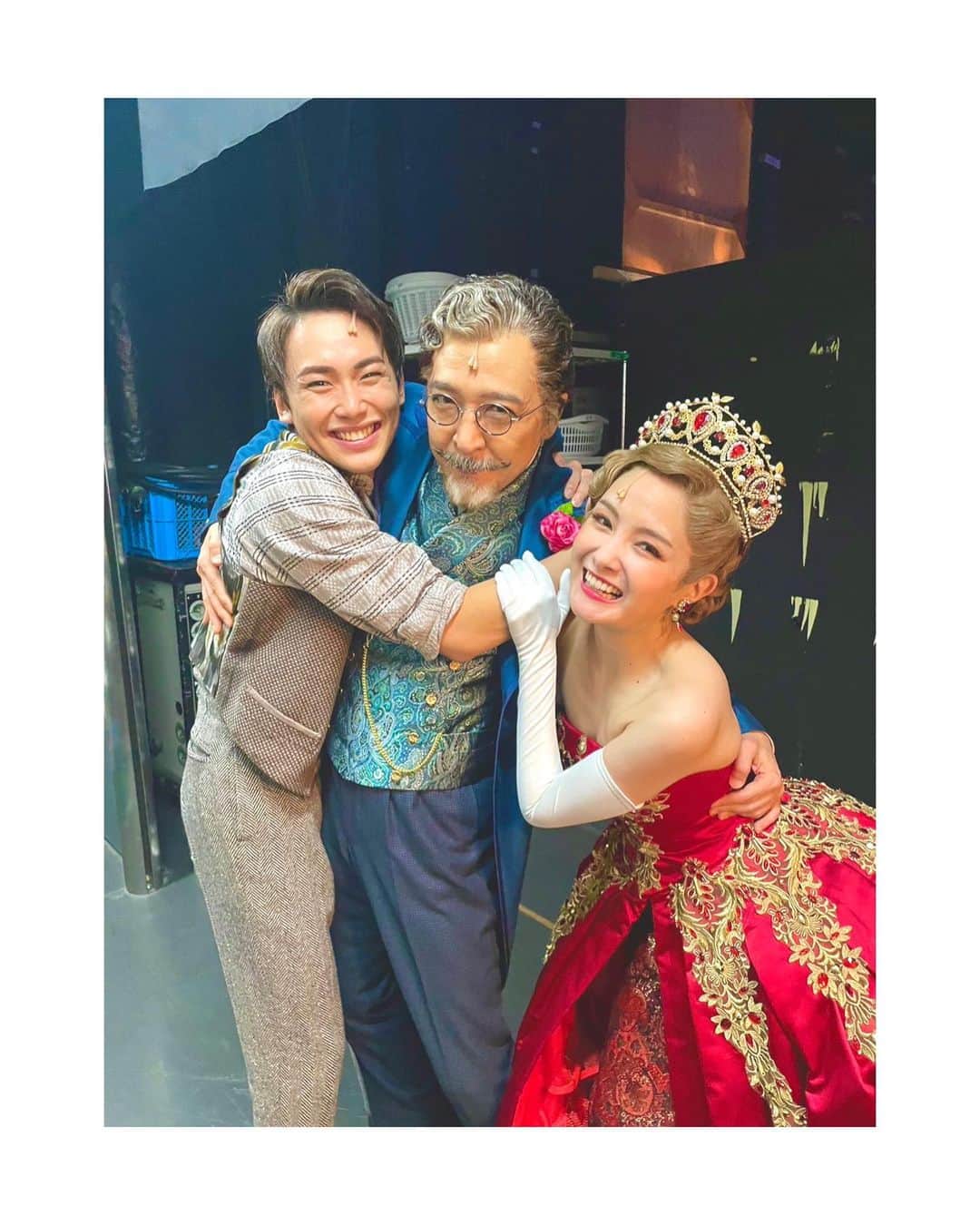 葵わかなのインスタグラム：「． 昨日で、禅さんヴラドとは最後の共演でした🥹 3年前から、トリオとして一緒に心を重ねてきました。 経験の少ない私に、稽古場から色々な事を話してくださったり、自信が持てるような言葉をかけてくださったり、禅さんのお人柄が滲み出ているヴラドは、舞台上で、いつもチャーミングでいつも温かくて、包み込まれるような安心感を感じていました☺️ ご一緒できて幸せでした！  最後に珍しいメンバーで写真を撮れたのもとっても嬉しいです😆  #ANASTASIA」
