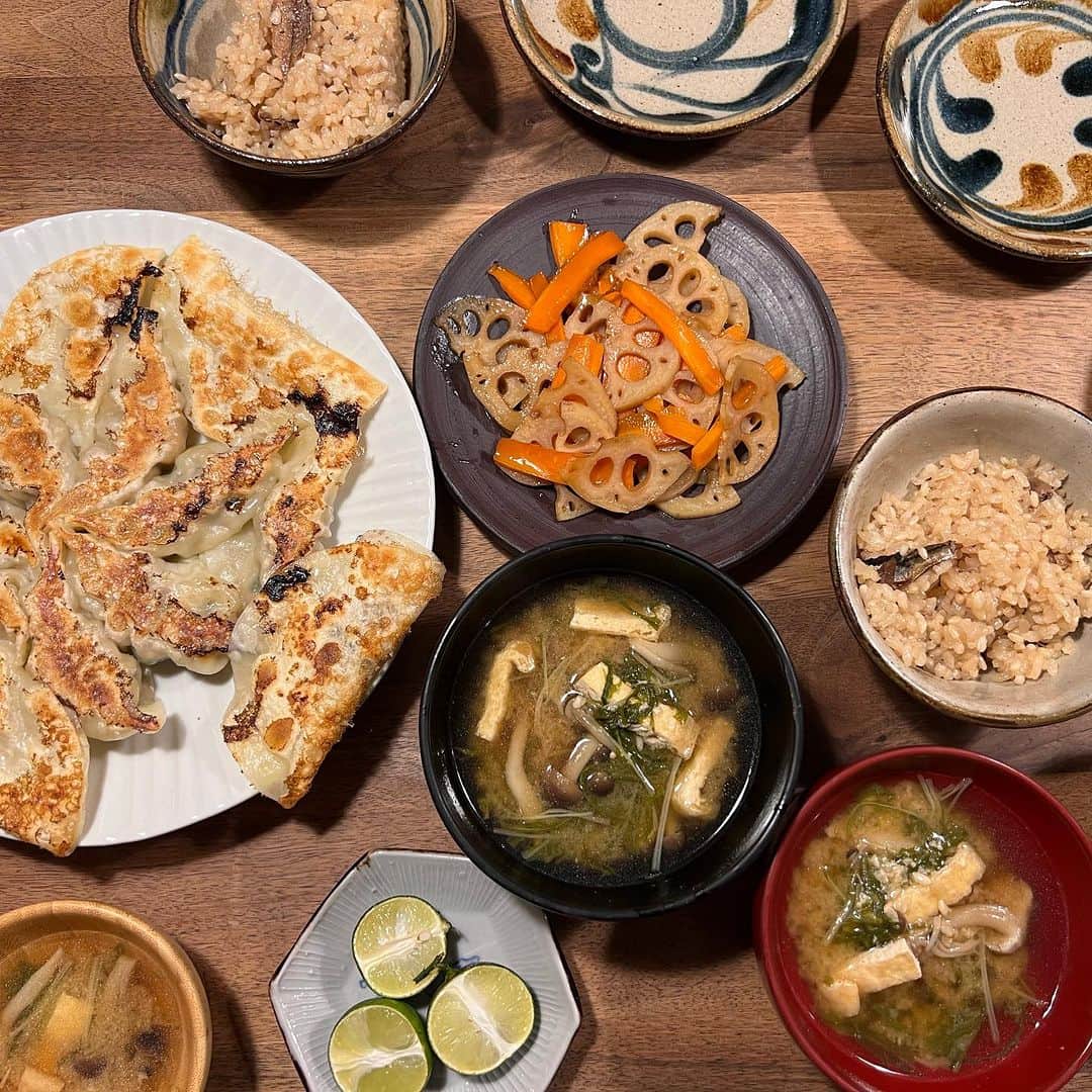 安田美沙子さんのインスタグラム写真 - (安田美沙子Instagram)「最近のご飯たち。  お弁当の出番もちょこちょこ増えて来たから 秋田のわっぱに、うまく詰める方法をしりたいなー なんて思う今日この頃。  きっとすごい入るんだよね🍱  どこまで入るか試してみたい。。。  ✳︎お弁当 ✳︎チキン南蛮(タルタルは作る余裕なかった) ✳︎親子丼 ✳︎さんまご飯&ぎょうざ ✳︎サムギョプサル＆蓮根梅きんぴら  生活感溢れてるけど。笑 こんな感じ。  バリエーション増やしたいー！！ 男子好きメニューなんだろー！  #毎日の献立 #みさこクッキング #男子めし #わりとガッツリ #茶色多め #揚げ物多め」10月29日 22時18分 - yasuda_misako