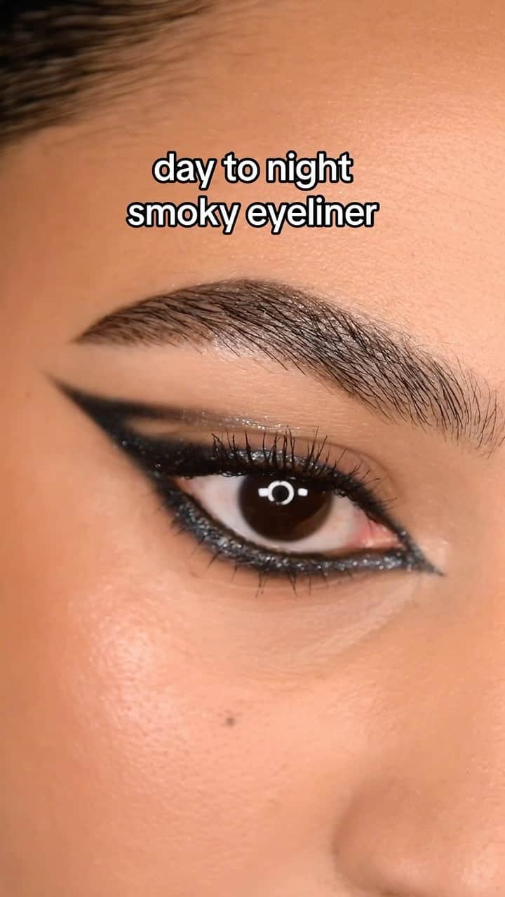 のインスタグラム：「Take your eyeliner from day to night! @raincornelius ☀️🌑⁠ ⁠ Shop the Dark and Stormy Stay All Day Eye Liner Set @UltaBeauty 🛍️🛒⁠ ⁠ #StilaCosmetics #EyeLiner #SirenEyes #SmokeyLiner」