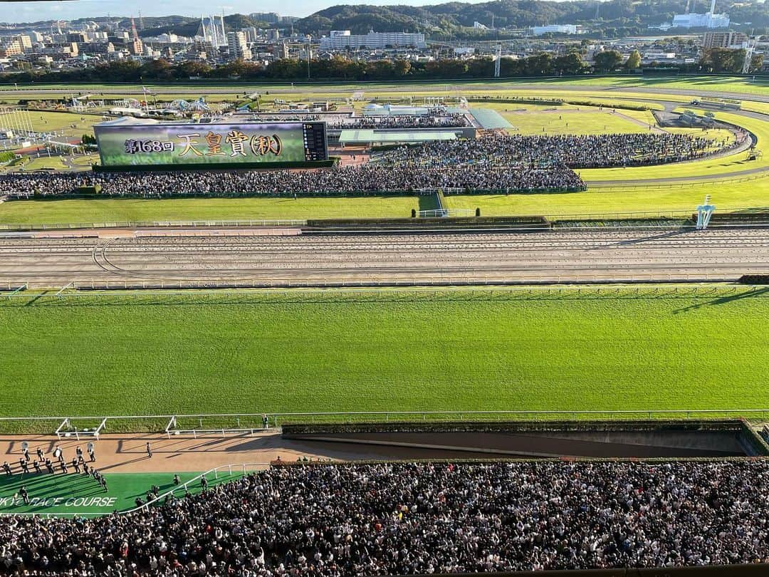 髙橋大悟のインスタグラム：「#競馬 #GI #天皇賞・秋  今日は『第168回天皇賞・秋』でした！ 東京競馬場は、観客の人数が凄い！！！ 上から見ると隙間なくびっしりと！！ 皆さんの熱気、地響きのような歓声に興奮しました！🤩  さすがイクイノックス！タイムレコード更新！！ 関係者の皆さまおめでとうございます。🙇‍♂️  改めて競馬の凄さ、面白さ、奥深さを感じた1日でした。 引き続き実況練習頑張ります！！💪🔥  #天皇賞秋 #イクイノックス #ウイニング競馬 #テレビ東京 #トミと大悟 #マレと大悟」