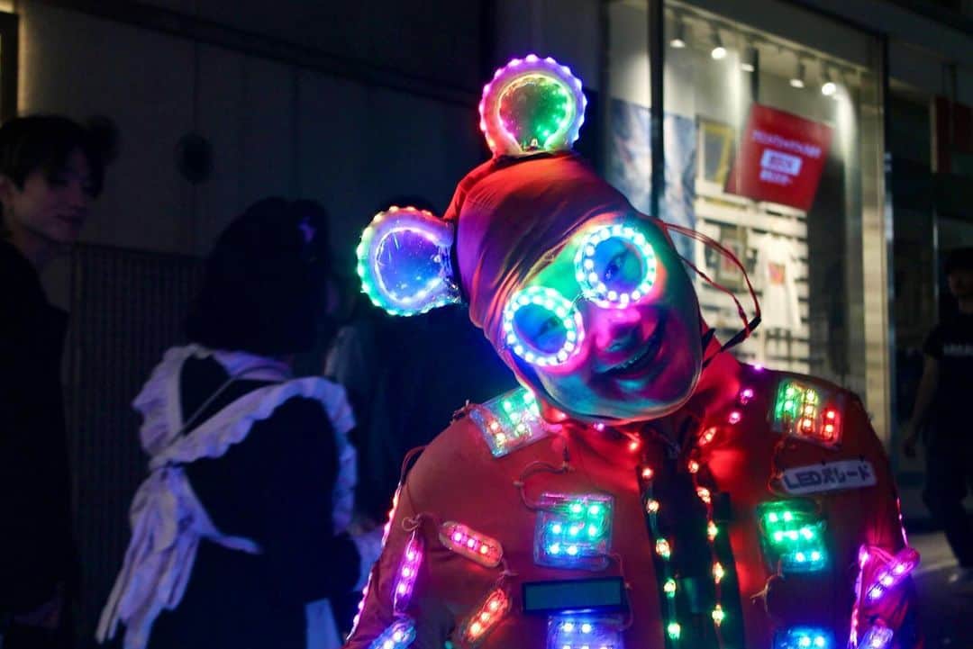 The Japan Timesのインスタグラム：「Tokyo’s Shibuya Ward was on high alert for a potentially raucous Halloween weekend, but a campaign to deter costumed revelers from gathering in the area appears to have been relatively effective, as only a handful of people showed up in costume.   Larger-than-usual crowds, however, were still an issue and hundreds of police were out in force at Shibuya’s famed scramble crossing employing cordon tape, bullhorns and whistles to control the pedestrian flow.  As the night progressed, crowds swelled, making it difficult to navigate around Shibuya Station, particularly Center Street. Security personnel were observed confiscating their alcoholic beverages from individuals who were drinking.  Early Saturday, authorities also fenced off the Hachiko statue, a popular gathering spot outside the station for both locals and tourists.  Read more via the link in our bio.  📸: Anika Osaki Exum  #halloween #hachiko #shibuya #shibuyahalloween #halloween2023 #ハロウィン #渋谷　#ハチ公」