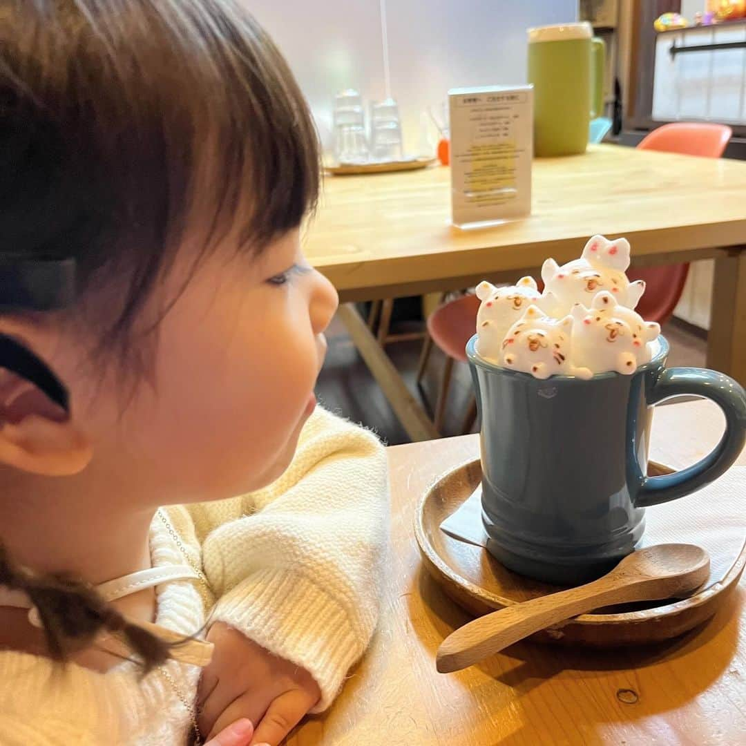 はやめいのインスタグラム：「. かわいいカフェを見つけて カフェ巡りするのが好きです ☕️🍩   ラテアートも本当にかわいすぎて、、  少食むすめっちもたくさん食べて くれました 🧸  絶対また行きたいです🥺 ♡  #こども #こどものいる生活#シングルマザー#シンママ#シンママライフ#こどものいる暮らし#キッズ#ママスタグラム#2歳9ヶ月 #むすめふく#プチプラコーデ#mamagirl#ママファッション#ママコーデ#親子服#親子コーデ#カフェ#カフェ巡り#埼玉カフェ」