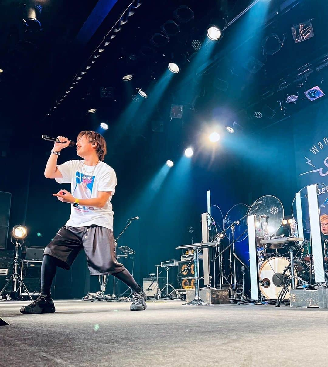 荒幡亮平のインスタグラム：「2023.10.28 #柿原徹也  『LIVE TOUR 2023 “Wanna make you SMILE”』 名古屋ダイアモンドホール  さすが徹也さん、よく喋りました🎤楽しければ…よし！ そんな今回は良い写真結構撮れた気がしてる。 モデルがいいのか。さすが徹也さん。 引き続き頑張ります！📷  #WannamakeyouSMILE  #さすが徹也さん」