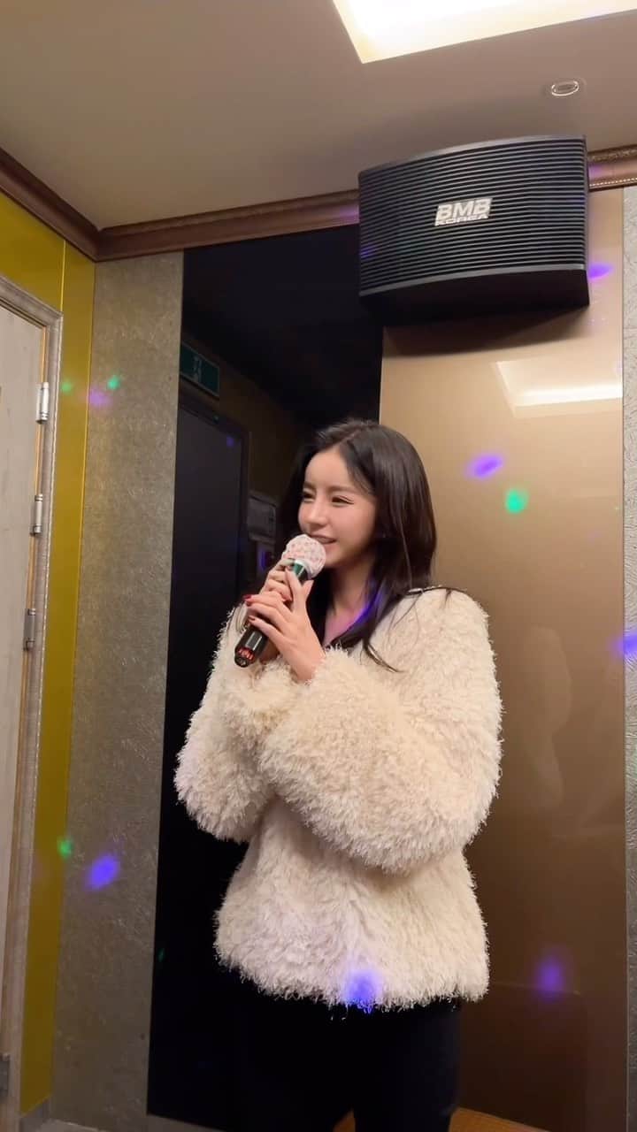 のインスタグラム：「#스킵 촬영 3일 전에 장기자랑 연습한다고  정연이랑 노래방에서 찍은 영상🤍  노래는 알았지만 가사를 잘 모르던 노래를 골라서 연습때도 불안하더니 본 촬영에서 가사 다 까먹고  결국 편집..😅😂  이 날 메이크업 잘먹어서 칭찬 많이 들었는데 보여줄 사람이 없어서 둘이 놀다 집에 갔다는 tmi🤭  근데 화장 잘 먹으면 집에 가기 아쉽고 막 누구든 만나고싶고 그거 저만 그런가요..? 😳  자연스럽게 홍보할랫는데 뭔가 어색하네요😅😅  라에스테쿠션팩트가 그만큼 피부 예쁘게 만들어준다는말을 엄청 길게했어요! 😜  오늘이 라에스테쿠션 공구 마지막날이에요‼️  속은 촉촉하고 겉은 매끈하게 마무리 해주는  유리알피부🫧 만들어주는 #여배우쿠션 라에스테쿠션으로 꼭 써보세요👍🏻🩷  #여자는피부가생명 #피부만예뻐도사람이달라보여요  #피부예쁘게만들어주는쿠션」