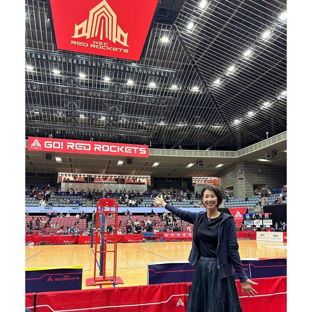 浦田聖子のインスタグラム：「． 久しぶりのVリーグ観戦！ 開幕2日目とどろきアリーナへ🏐  最初、青いユニフォームに見慣れなかったけど、 娘のお友達とハリセン叩きまくって応援‼︎ 開幕2連勝👏👏  次のホームゲームは1月、 連覇がかかるシーズン楽しみです🚀✨  #挑 #necredrockets #vleague #vリーグ #volleyball #🏐 #同期の岡ちん と角さん」