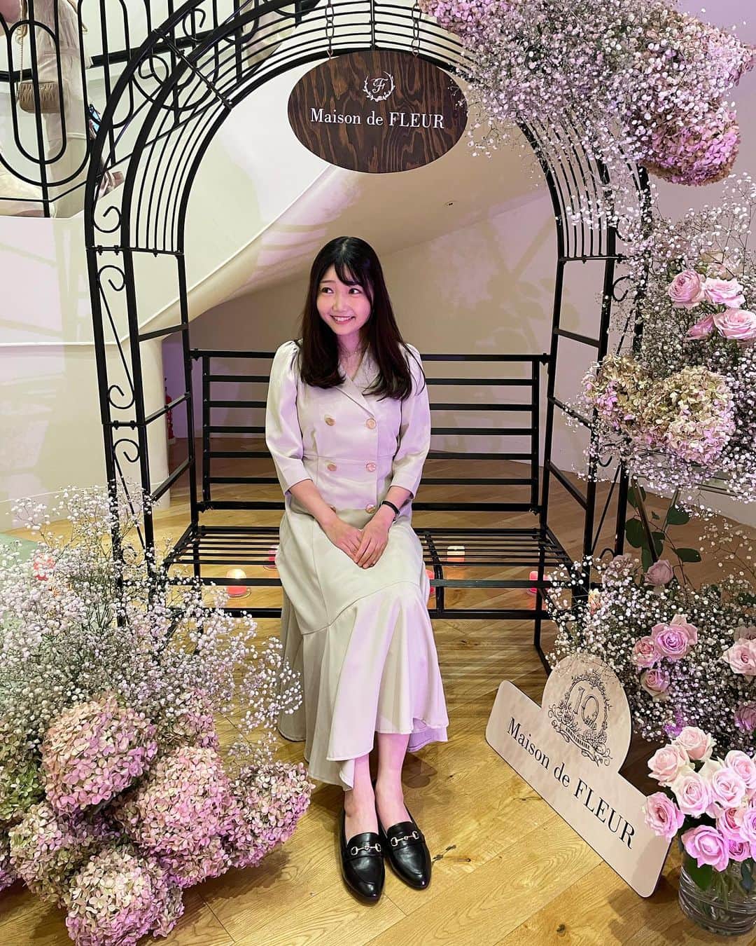 橘珠里さんのインスタグラム写真 - (橘珠里Instagram)「💐  メゾンドフルールさんの10周年イベントで着ていたコーデ⸝⋆  何件か質問をいただいたので紹介します🙇🏻‍♀️  ⧉ワンピース @tocco_closet   ※ 気に入っていて以前も紹介させていただいたアイテムです ただ、春ごろ発売していたので、今は完売してしまったようです…  ⧉ローファー @ropepicnic_official   ※こちらは最近購入しました @haruta_official_ とのコラボで、きちんと感と安定の歩きやすさです  お仕事後だったので、オフィスぽさも華やかさも兼ね備えたコーデにしてみたつもりです笑  あとはこの写真だと隠れているのですが、ドレスコードがお花モチーフだったので、イベントの時にはお花のイヤリングをしました⠉̮⃝︎︎♪  ご質問いただいた皆様ありがとうございます𖧷  #メゾンドフルール #トッコクローゼット #トッコ #ロペピクニック #ワンピースコーデ #オフィスカジュアル #通勤コーデ #パーティーコーデ #ハルタ #ローファー #きれいめコーデ #maisondefleur10 #maisondefleur #ropepicnic #tocco #toccocloset #haruta  #MY_HARUTA」10月29日 20時49分 - jurinu